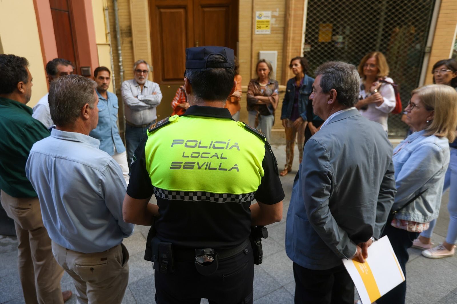 Ignacio Flores y Amidea Navarro reunidos con comerciantes y vecinos de la calle Francos.