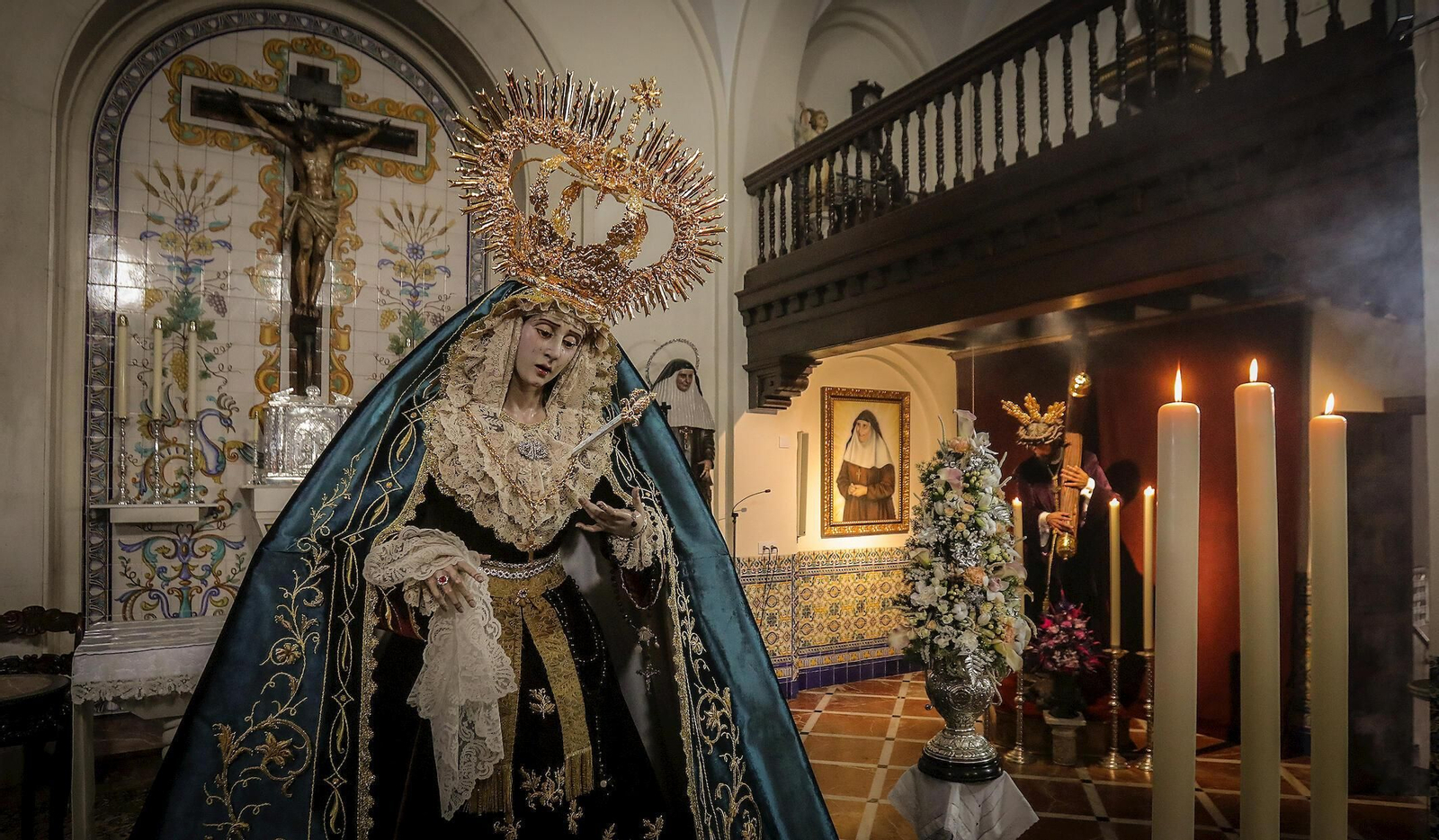 Imagen de la Virgen del Consuelo luciendo su nuevo terno y corona. Imagen de la Virgen del Consuelo luciendo su nuevo terno y corona.