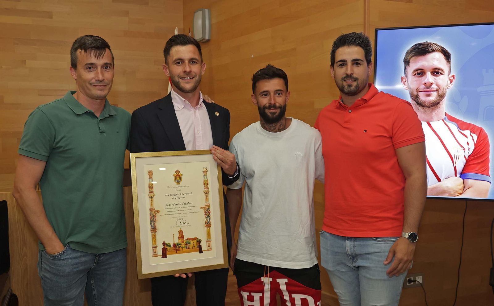 El acto de imposición de la insignia de la ciudad de Algeciras a Iván Turrillo, en imágenes
