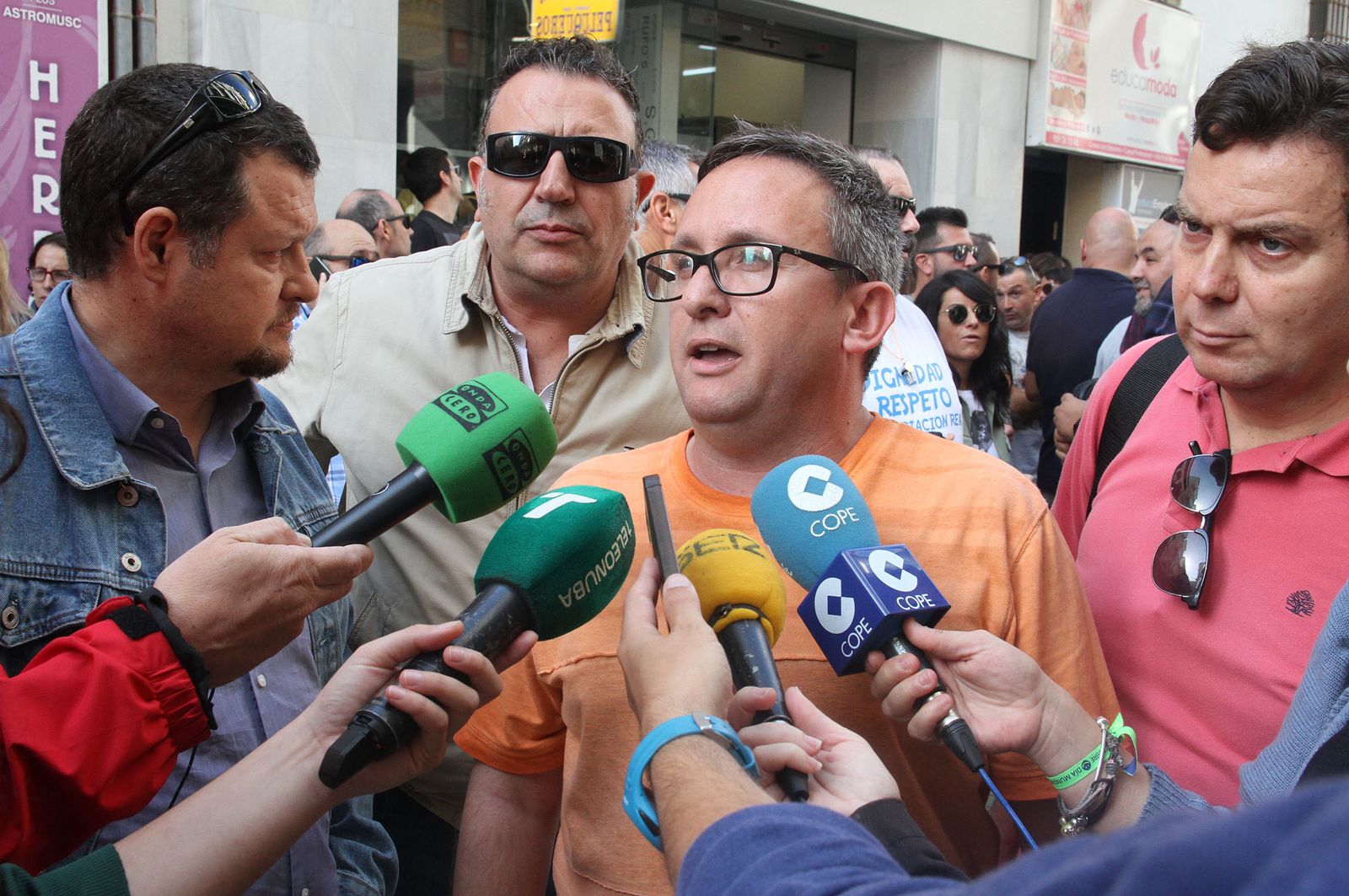 Imágenes de la concentración de funcionarios de prisión ante la subdelegación del Gobierno