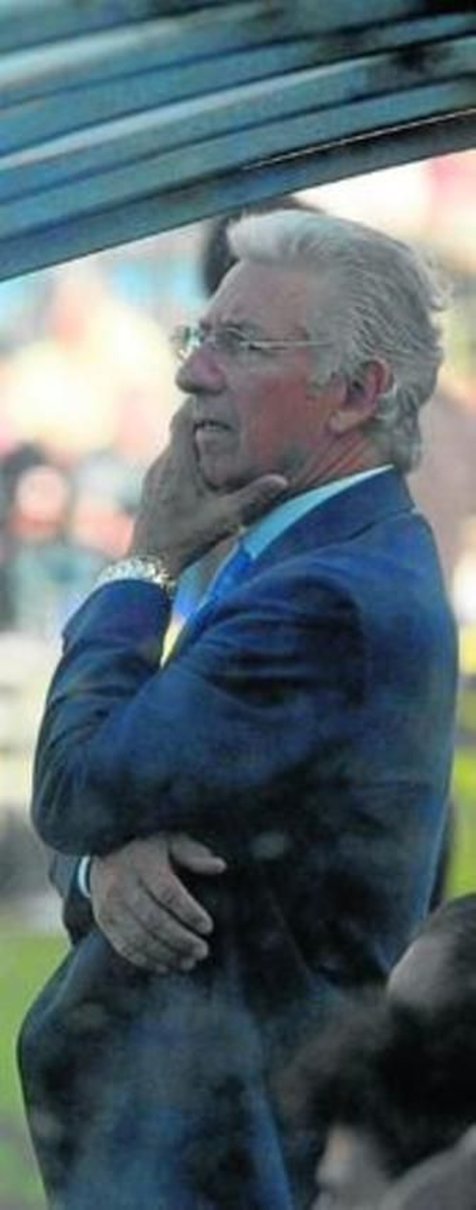 Víctor Espárrago, ayer con la mano en la cara durante el partido.