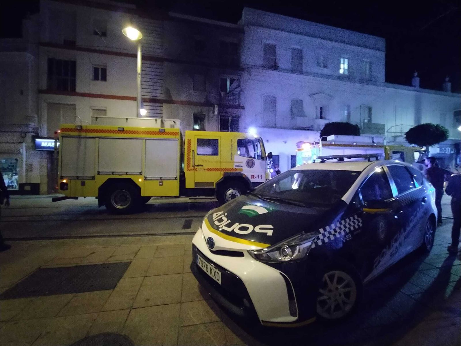 Policia y bomberos en el incendio del Pasaje de la Música.