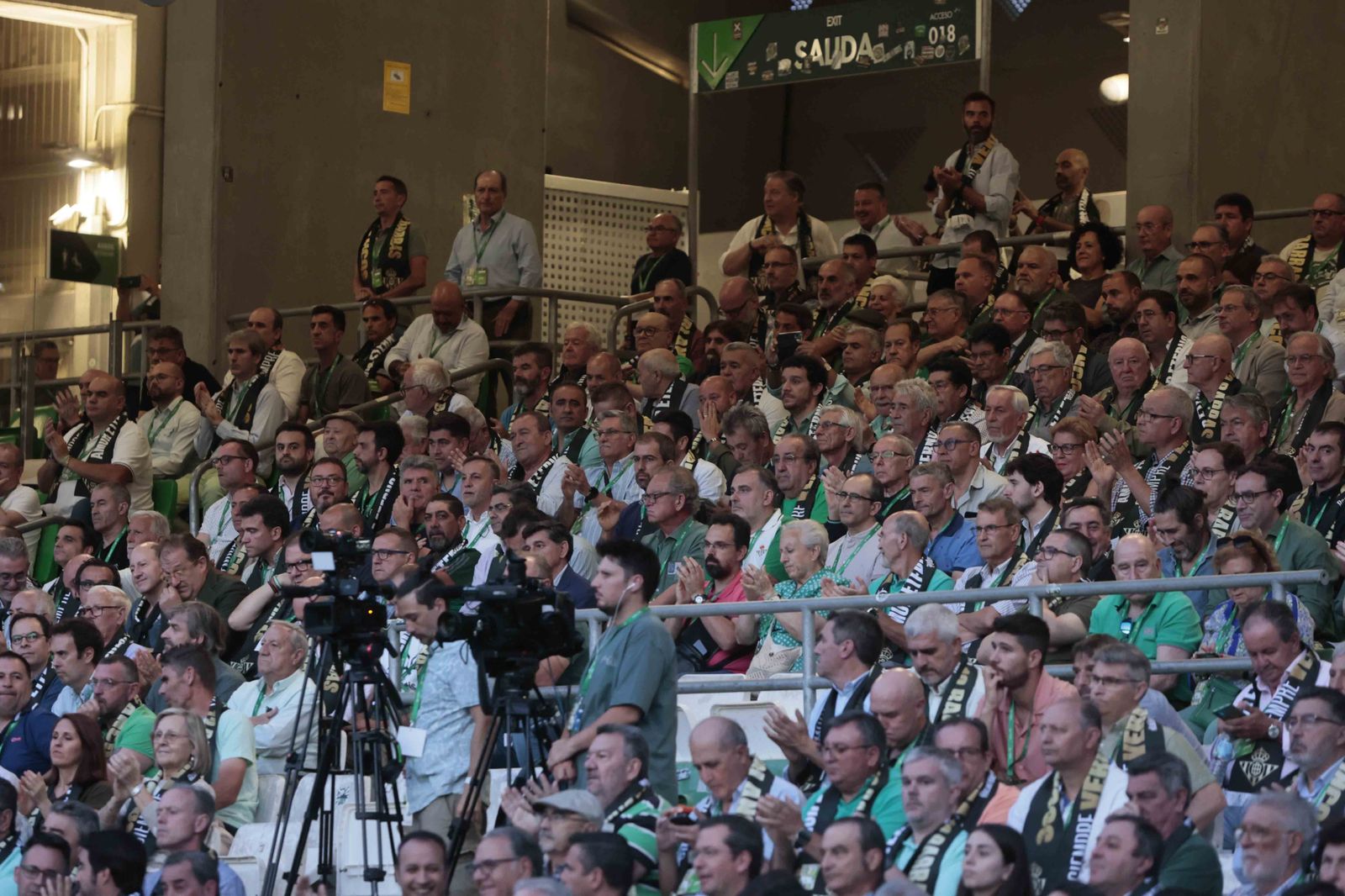 Búscate en el acto Siempre Verdiblancos