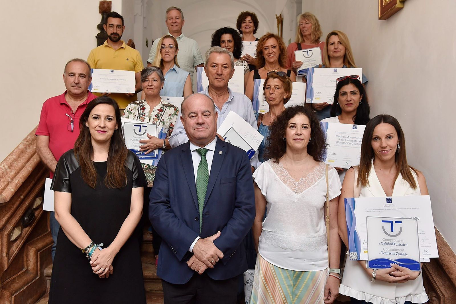 Representantes de las empresas reconocidas junto a los responsables políticos