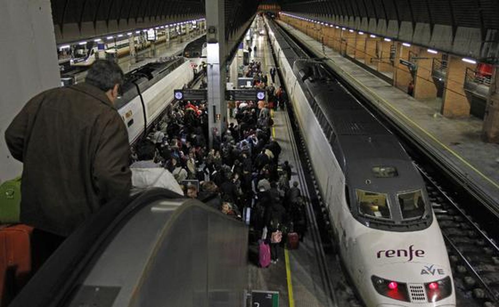 El corte del AVE (durante tres horas) afectó a unos 5.200 pasajeros.

Foto: Antonio Pizarro