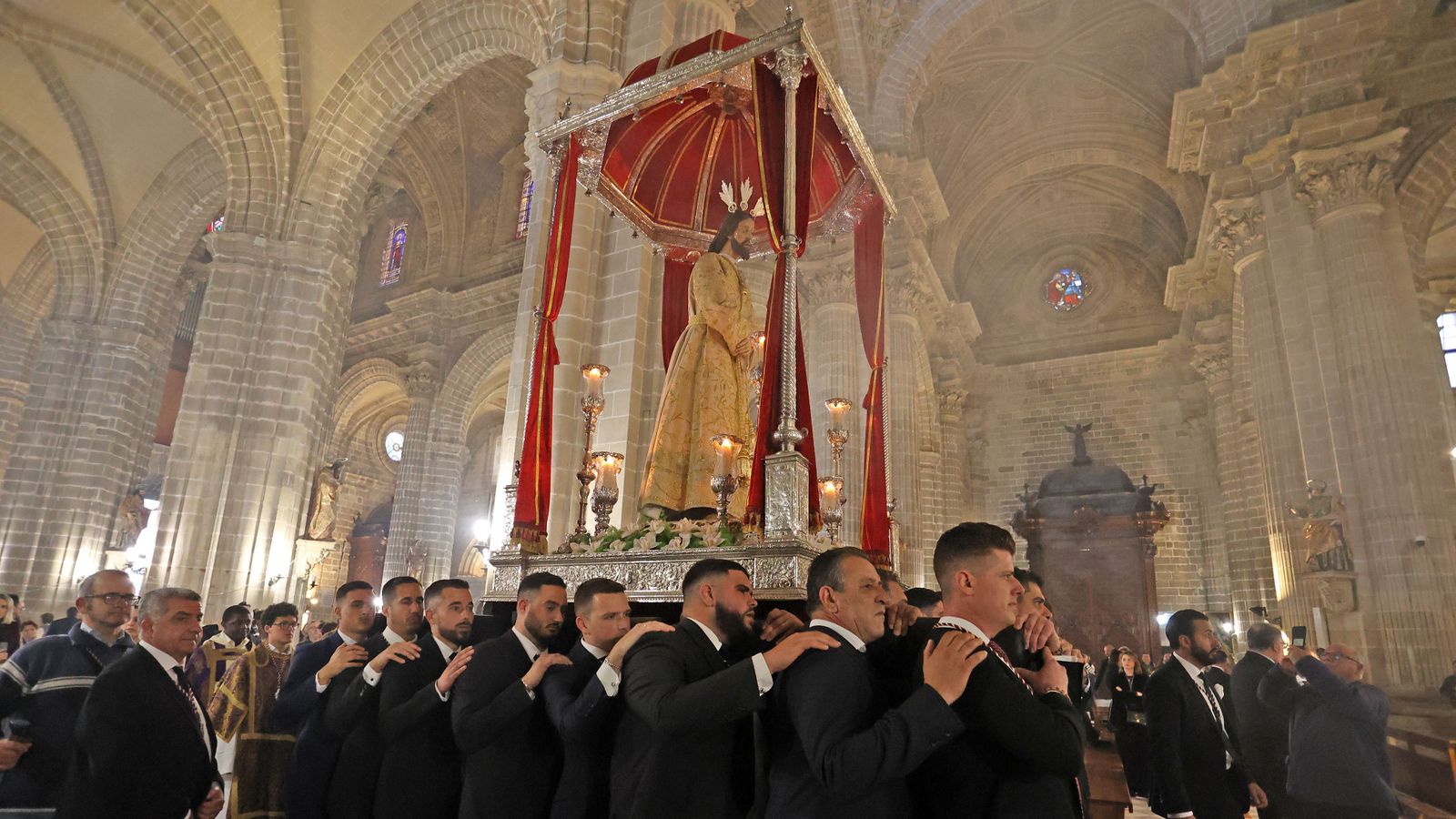 Vía Crucis de las hermandades con Nuestro Padre Jesús del Consuelo en la Catedral