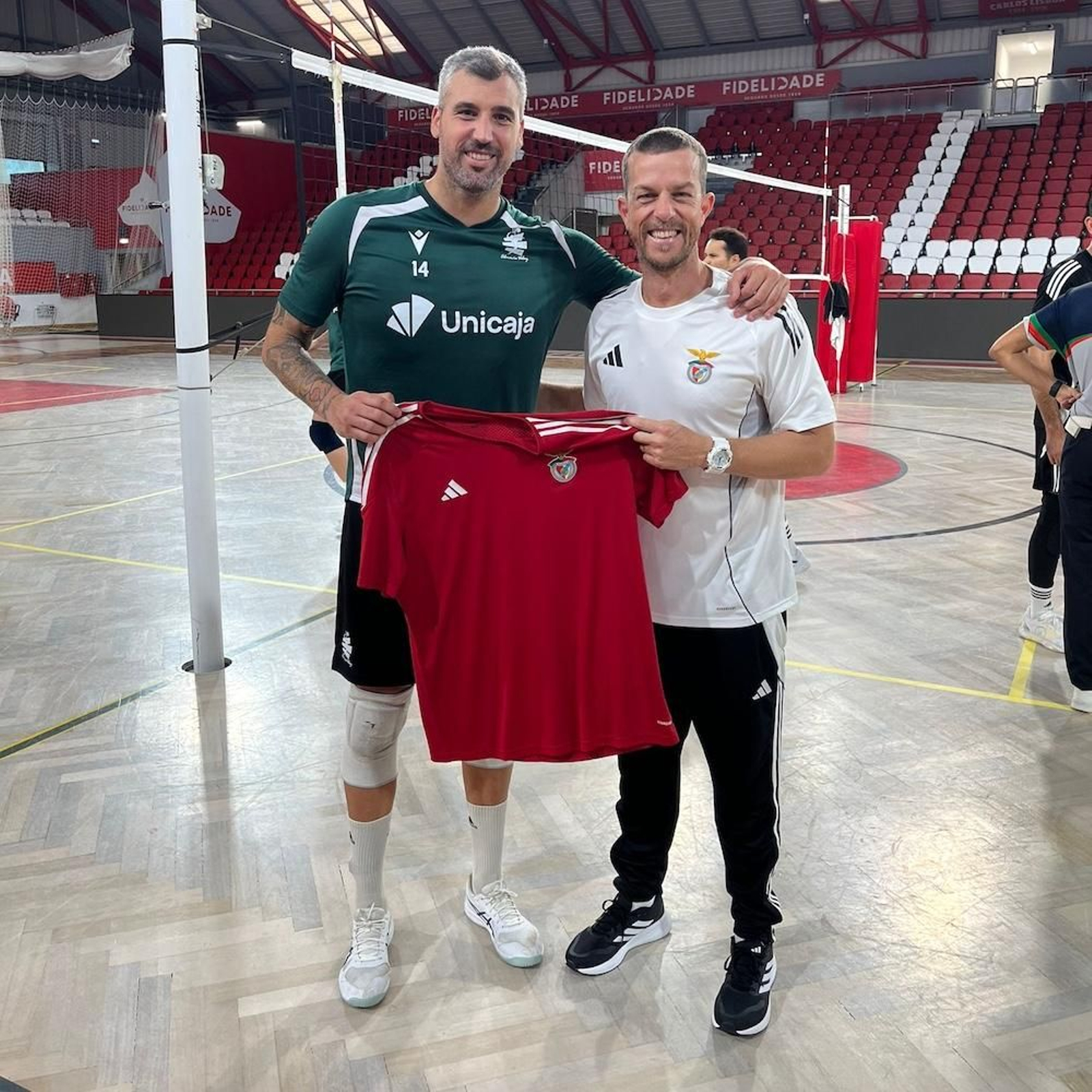 El ahorrador Borja Ruiz posa con un rival del Benfica durante la concentración realizada en la capital portuguesa.