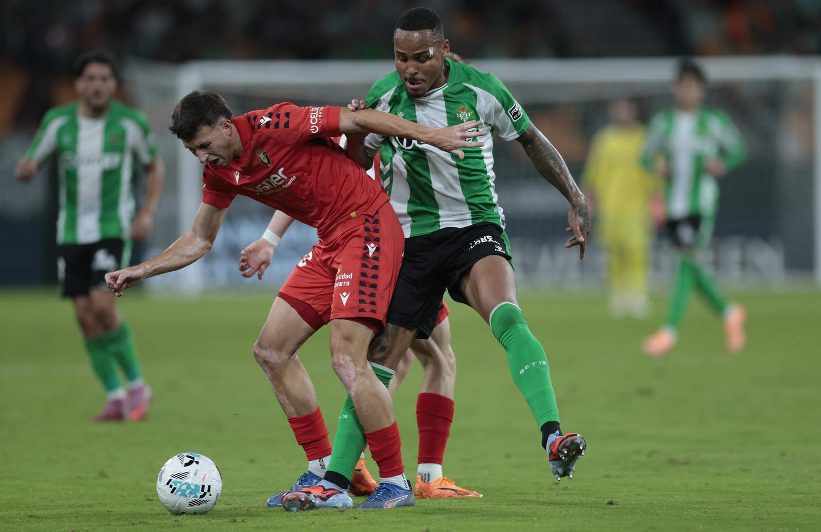 Natan presiona a Abel Bretones en un lance del partido.