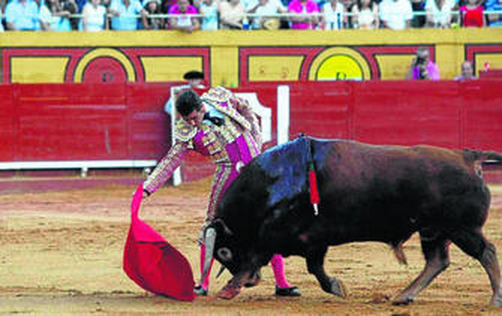 El Fandi toreando con la muleta en la mano derecha al toro Pegajoso de Cuvillo que fue indultado ayer por la tarde en la plaza de toros de Algeciras.