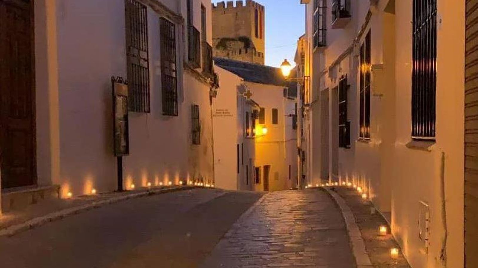 Una calle de Zuheros iluminada por velas.
