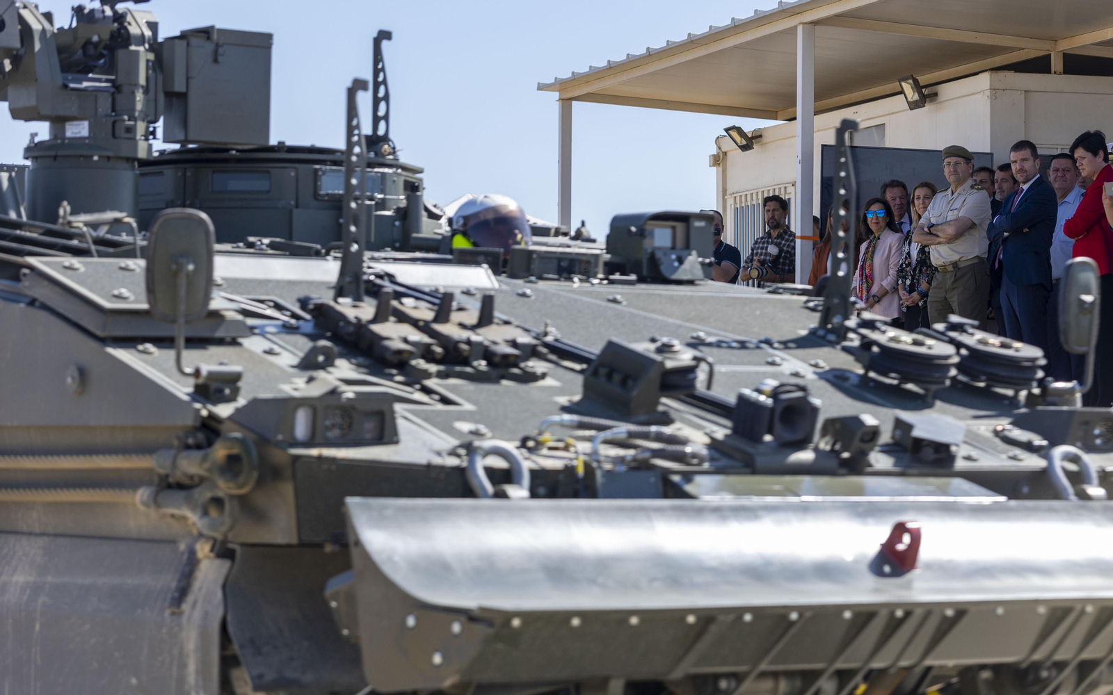 La visita de la ministra de Defensa a la fábrica De Santa Bárbara en imágenes