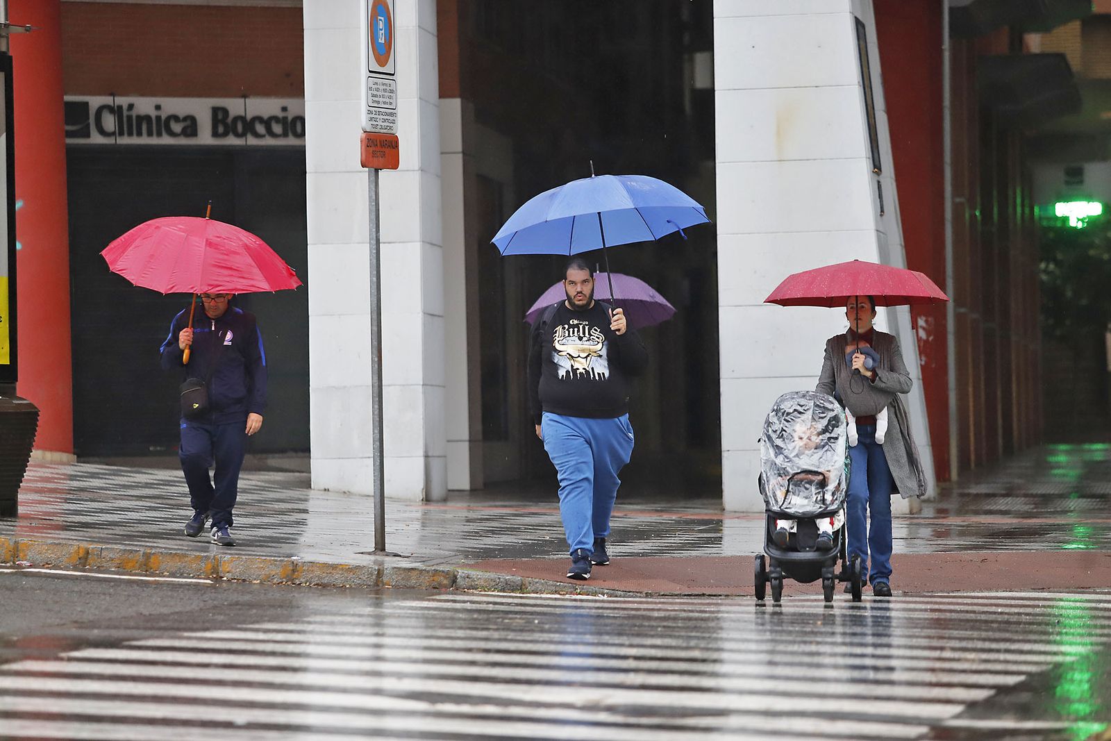imágenes de la lluviosa mañana en Huelva