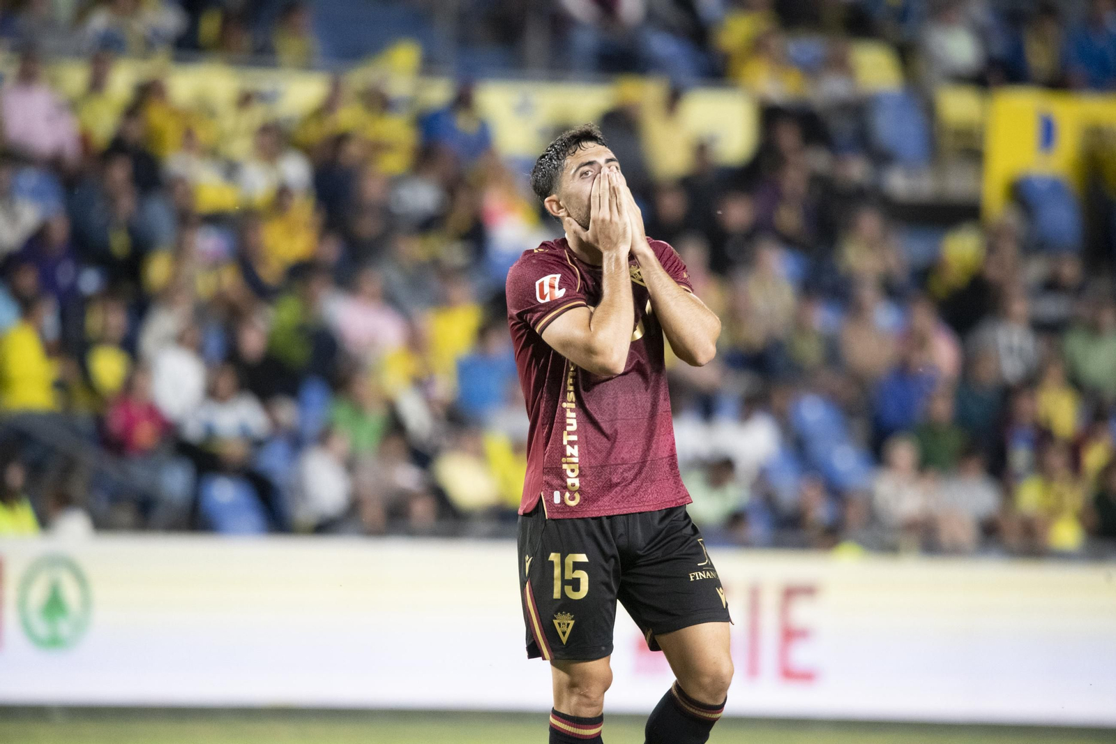 Sergio Ortuño se lleva las manos a la cara durante el partido Las Palmas-Cádiz.