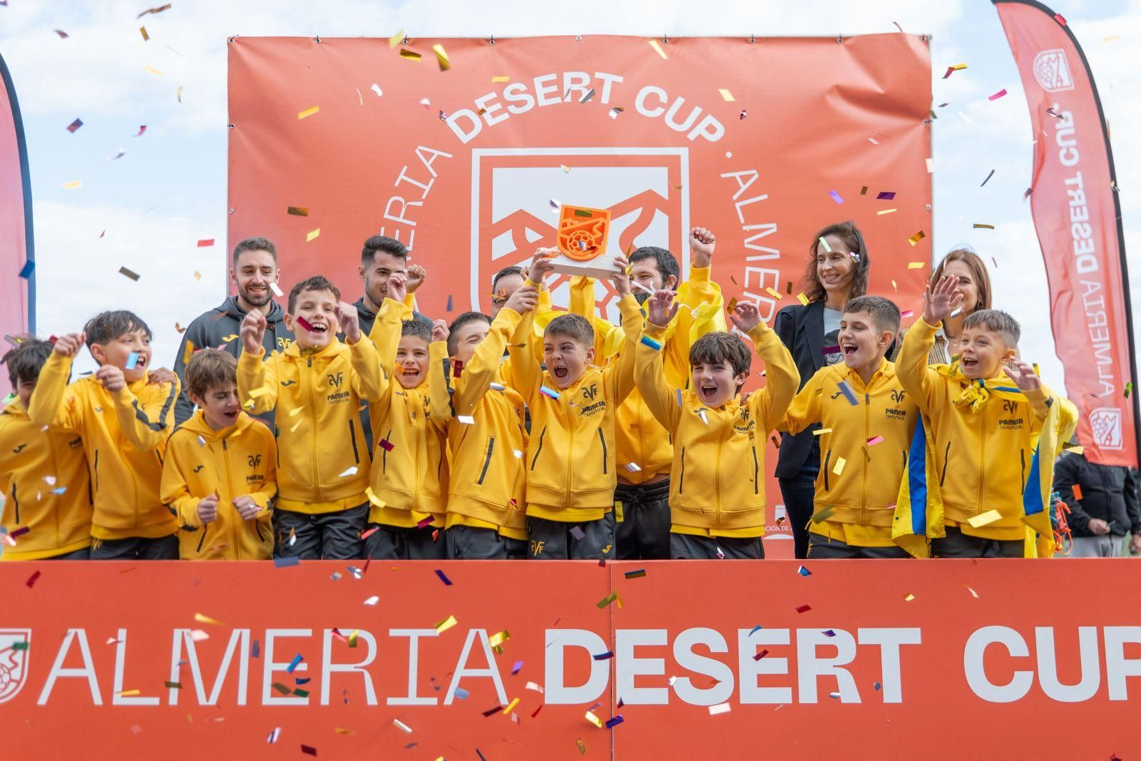 Los jugadores del Villarreal levantan el trofeo de campeón tras hacerse con uno de los títulos en categoría benjamín.