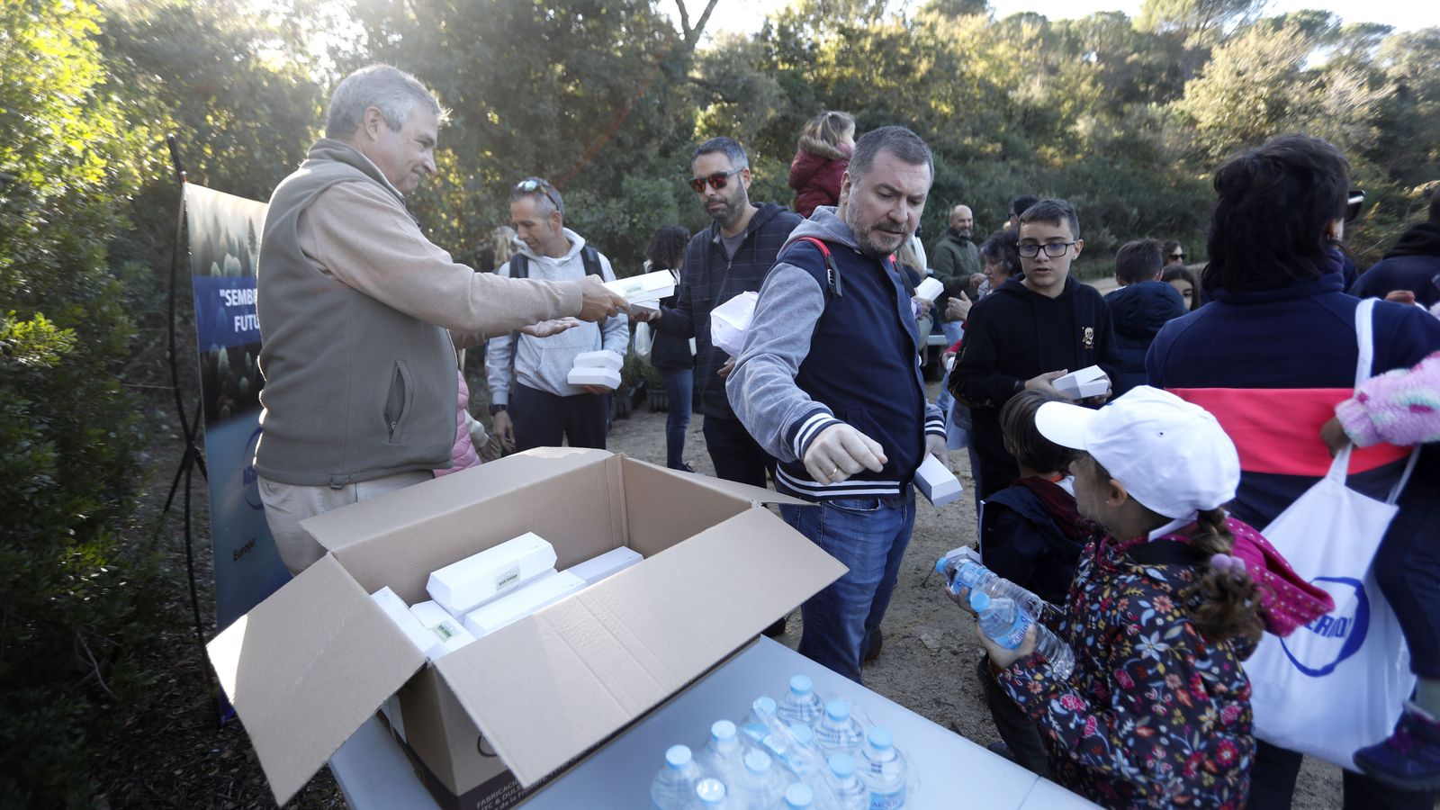 Jornada de reforestación en El Palancar por trabajadores de Acerinox, en imágenes