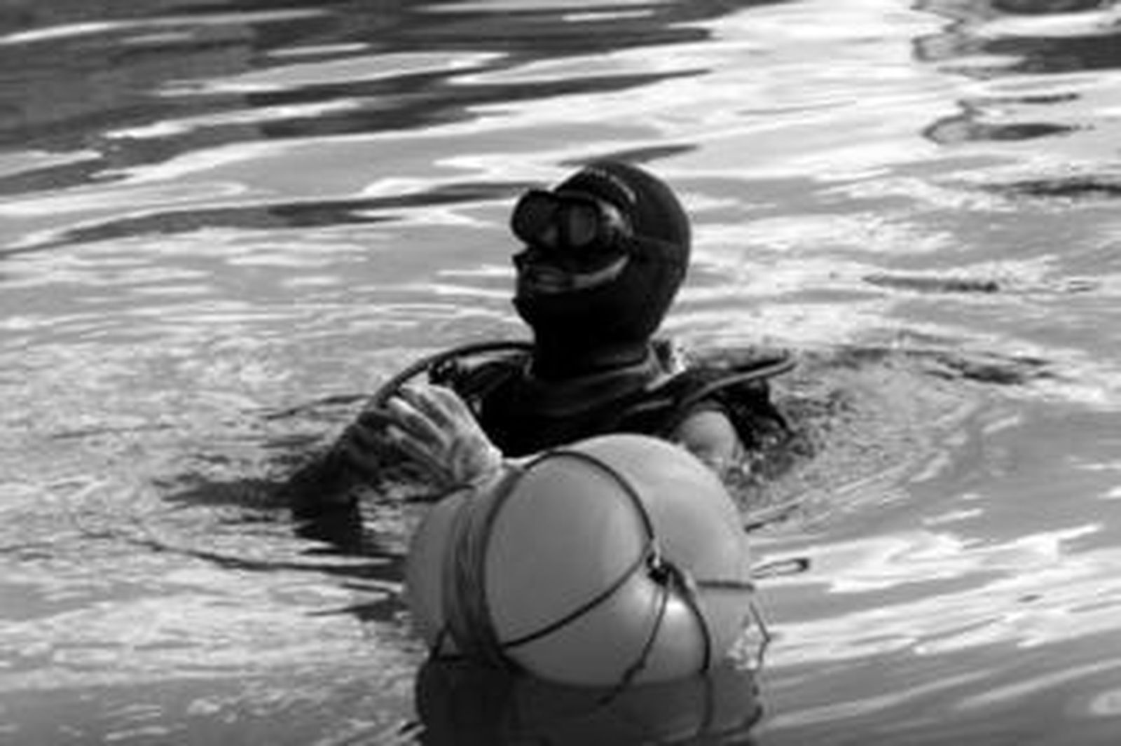 Un buceador de la Guardia Civil busca la pistola en la zona portuaria.