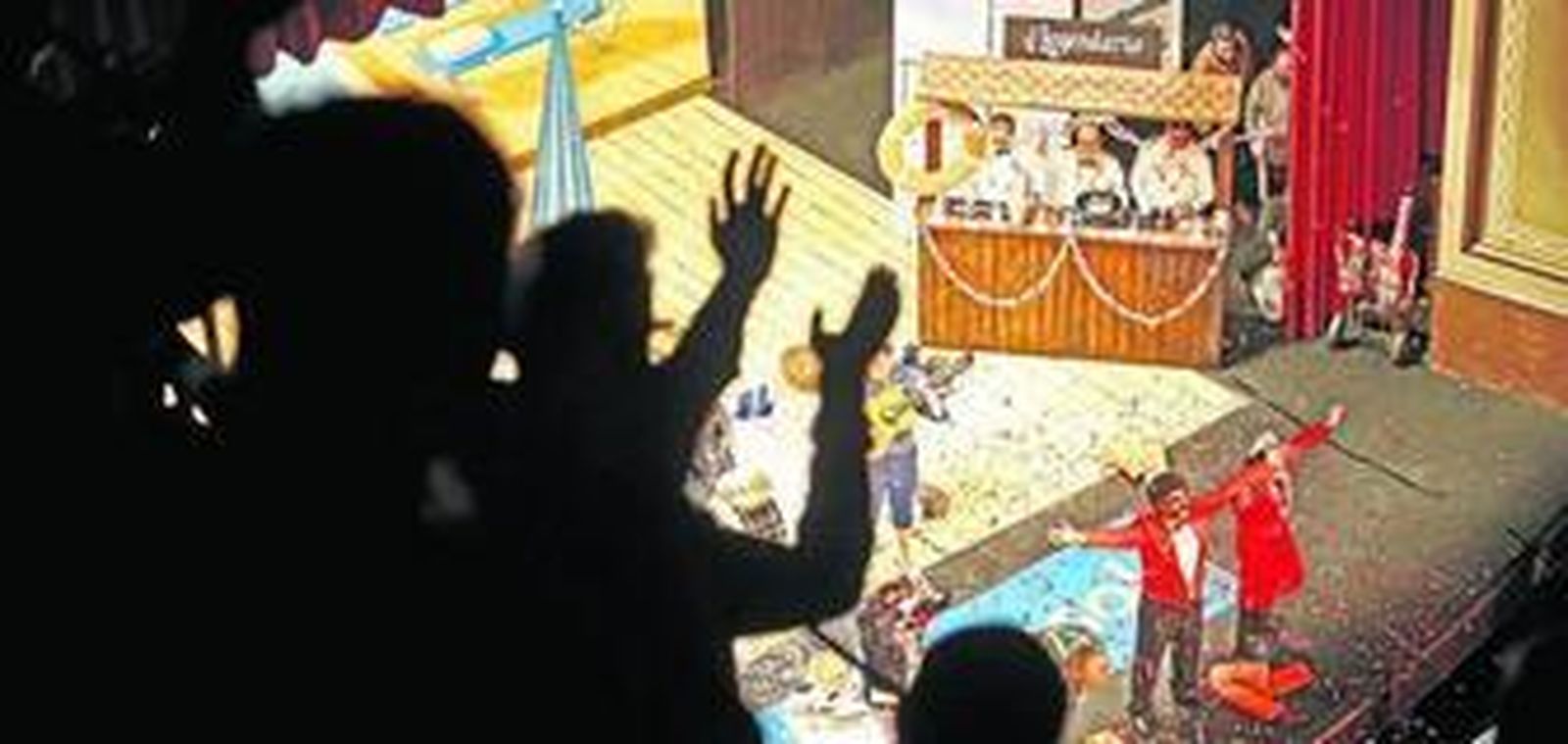 Aplausos del público del Teatro Falla a la chirigota 'Los que vienen de marea', de El Sheriff, tras su actuación en la final.