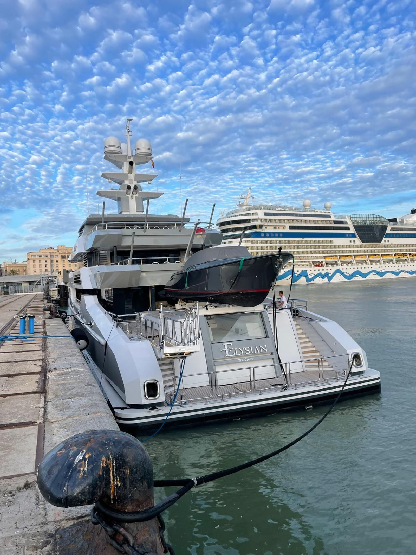 El yate del magnate del fútbol y dueño del Liverpool, atracado en el puerto de Cádiz