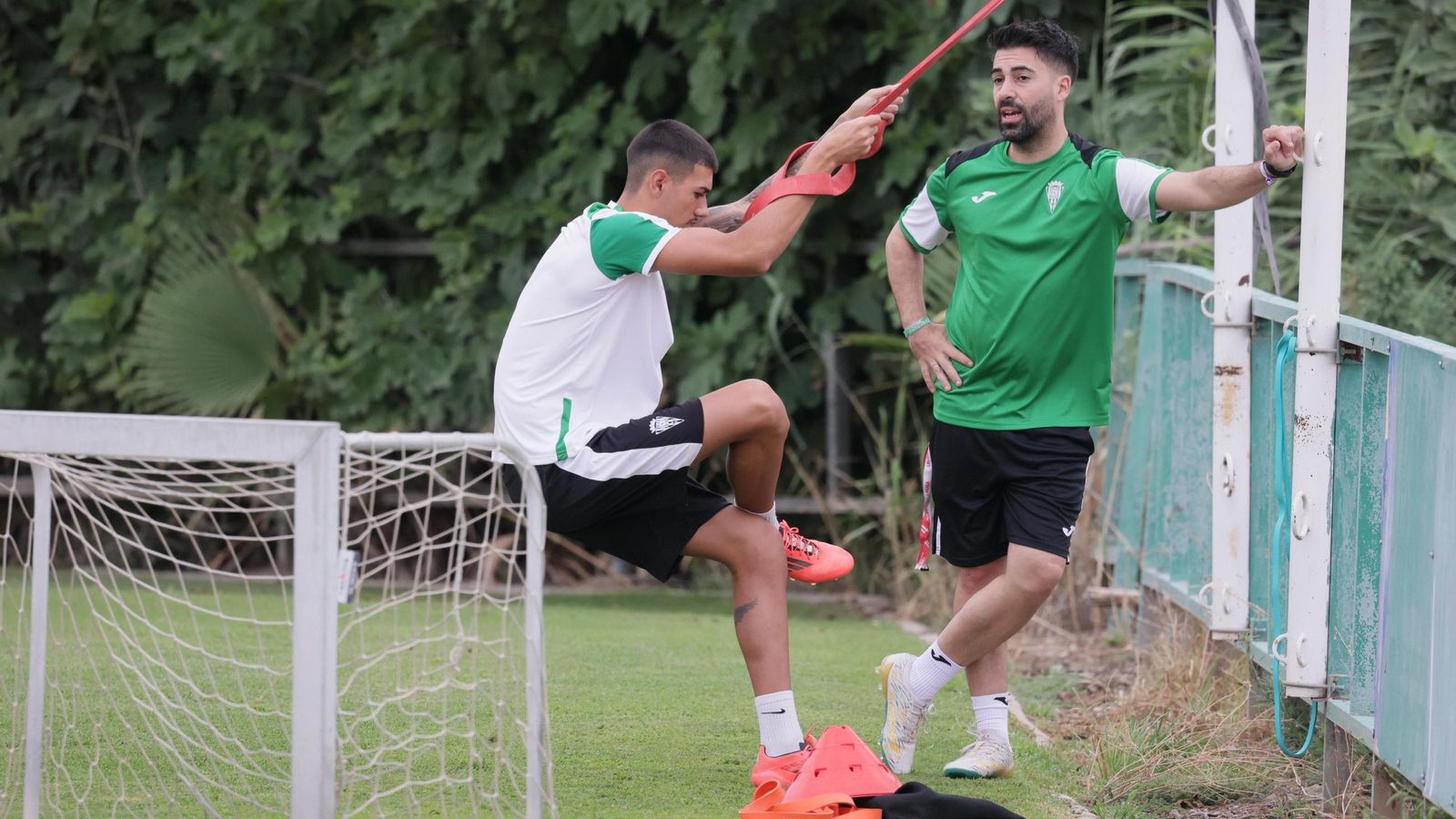 Álex López trabaja al margen del grupo durante el entrenamiento del Córdoba CF. Álex López trabaja al margen del grupo durante el entrenamiento del Córdoba CF.