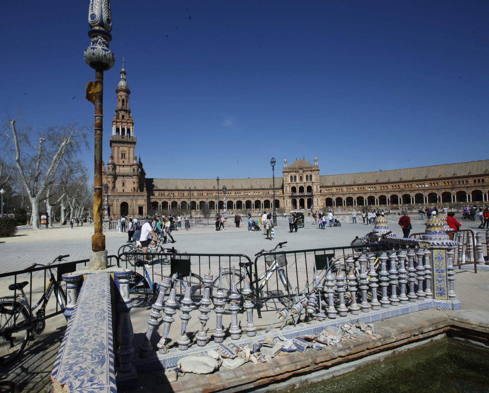 Aspecto que sigue presentando la Plaza de España un año después del temporal.