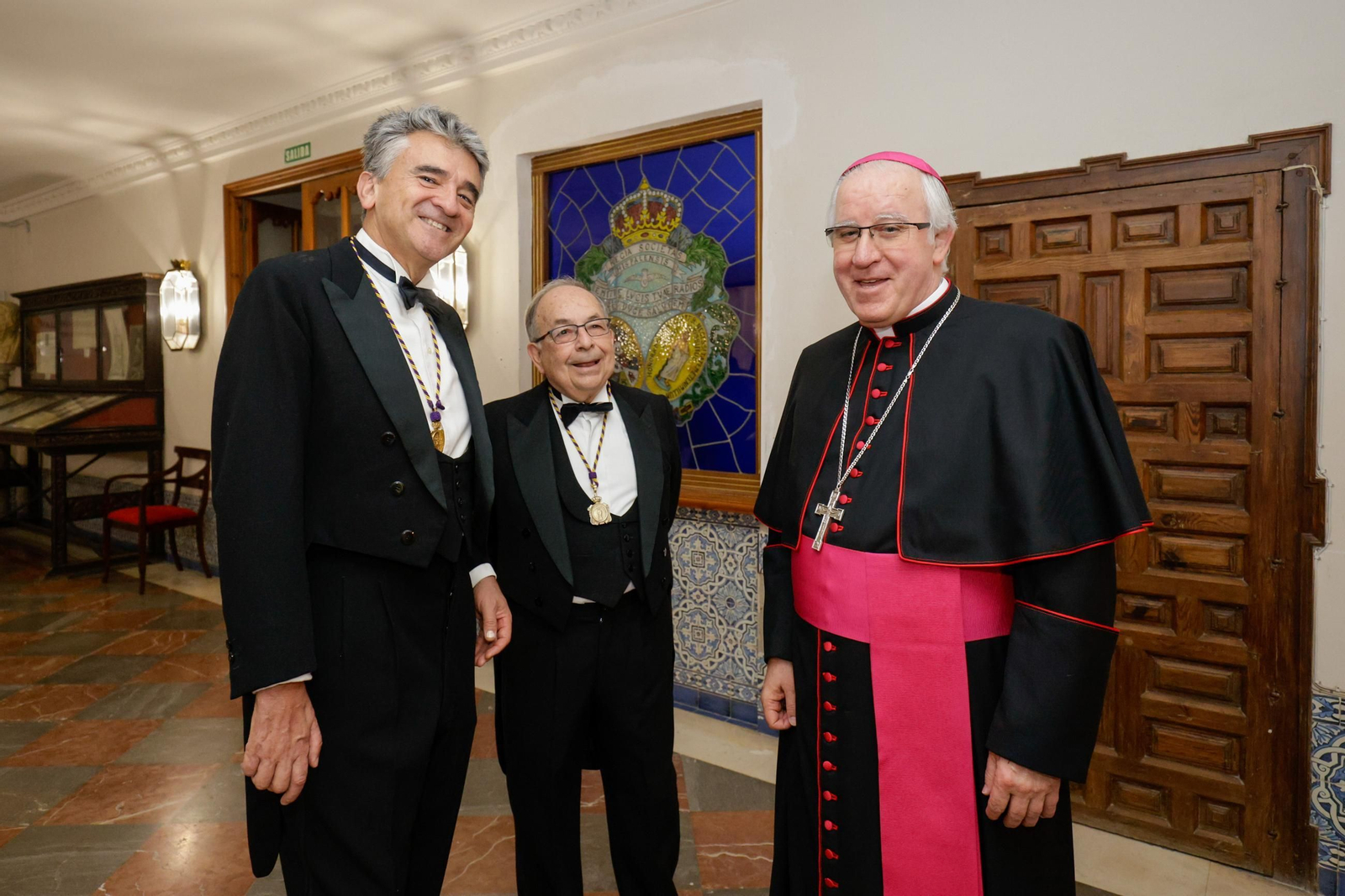 Las imágenes del ingreso como académico de Erudición en la academia de Medicina del arzobispo José Ángel Saiz Meneses