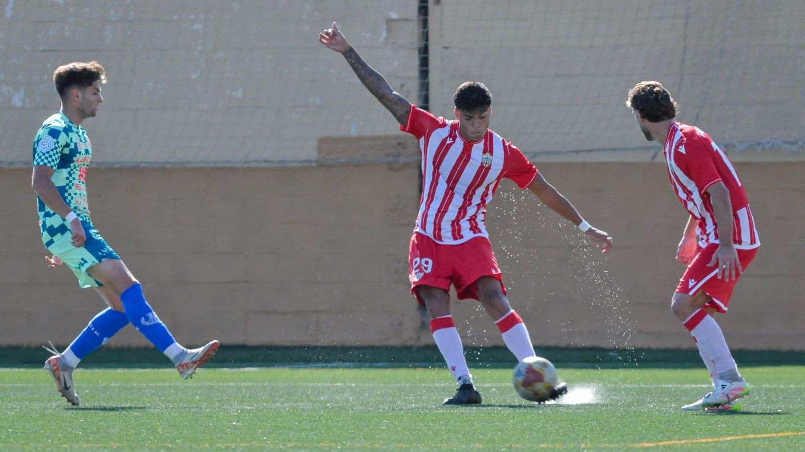 Pedro Fidel busca el desplazamiento en largo en este duelo ante el Yeclano Deportivo.