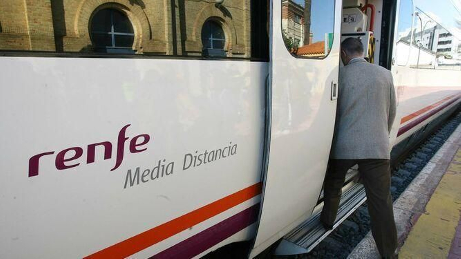 Un tren de Media Distancia de Renfe.
