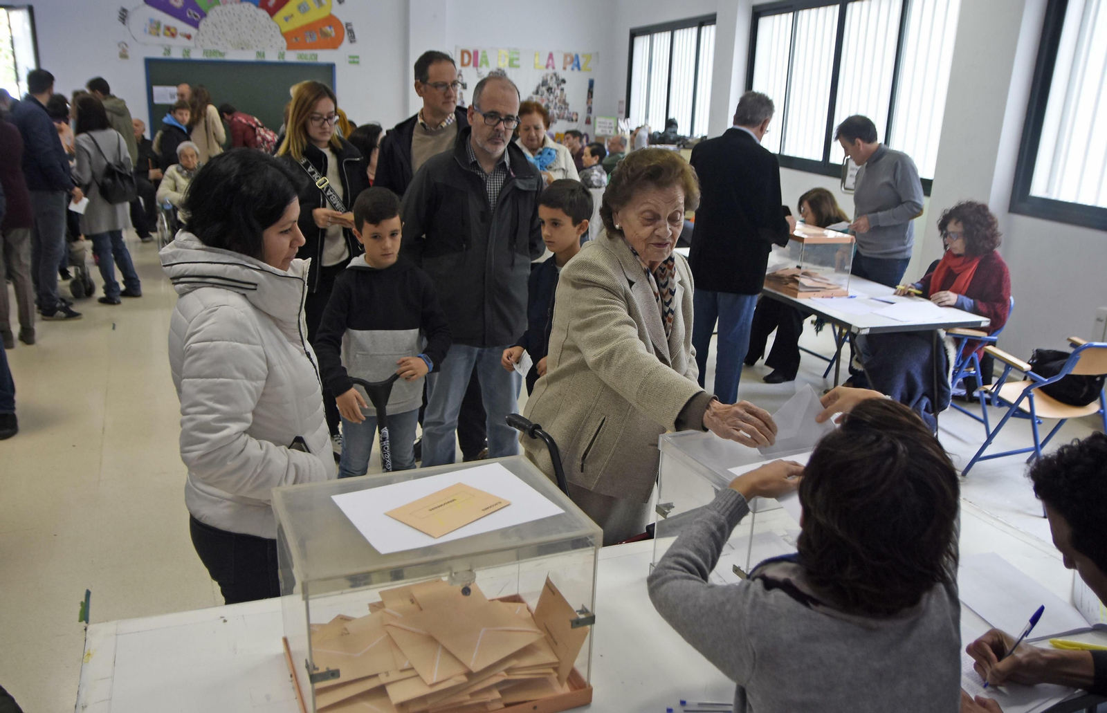 Una mujer ejerce su derecho al voto en un colegio de Córdoba capital.