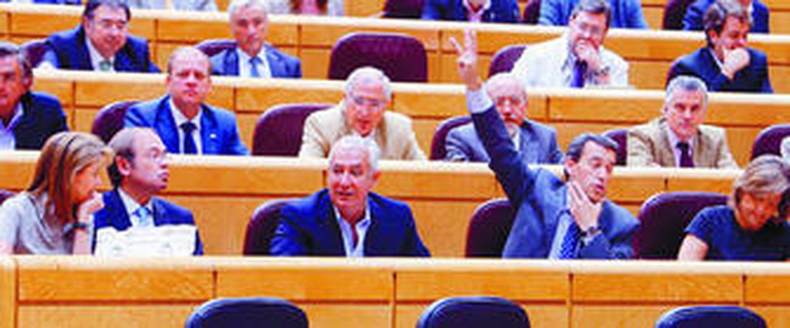 Luis Bárcenas, a la derecha en la segunda fila, ayer durante la sesión plenaria en el Senado.