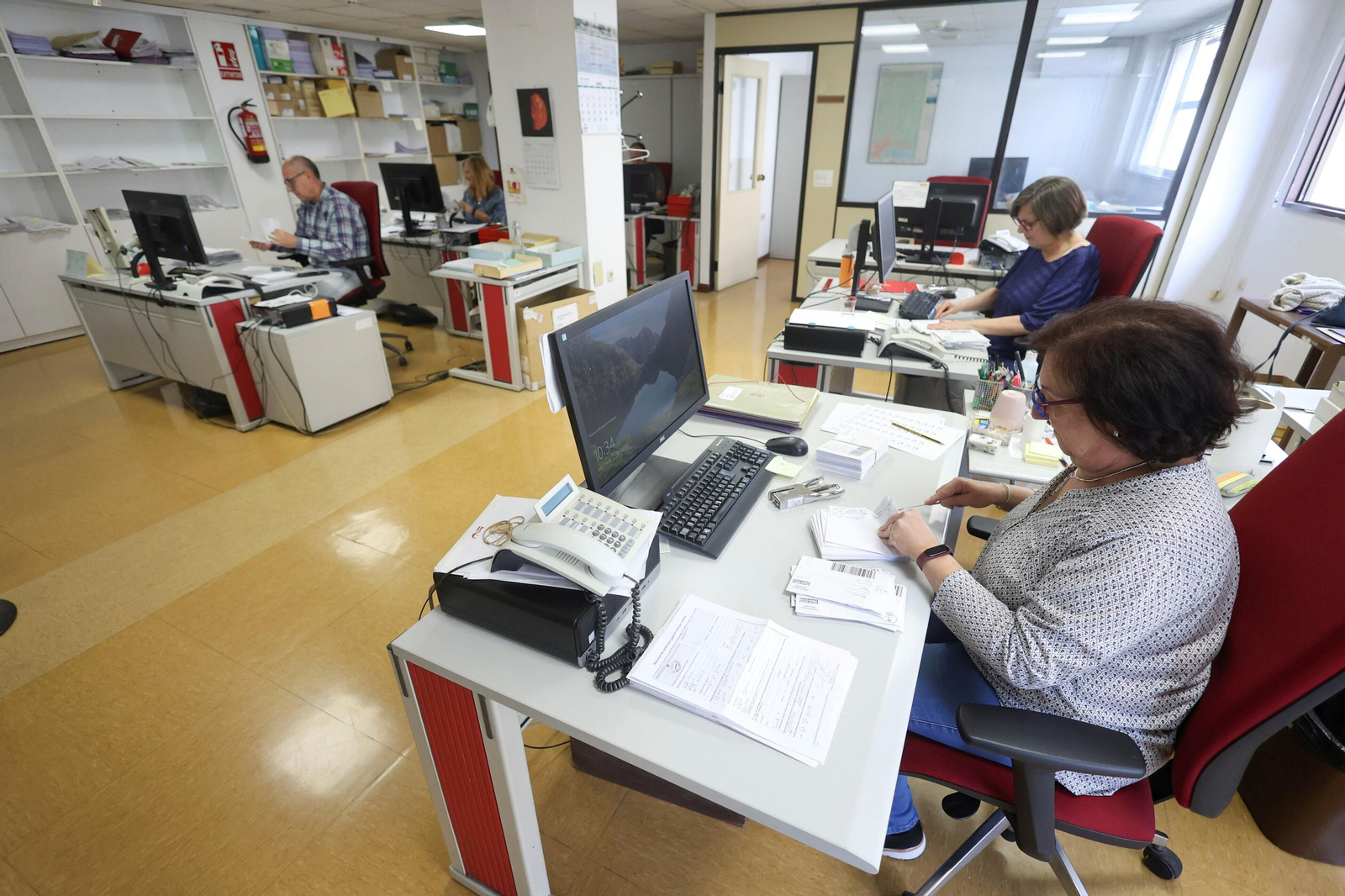 Personal de la Oficina del Censo Electoral de Málaga, trabajando. Personal de la Oficina del Censo Electoral de Málaga, trabajando.