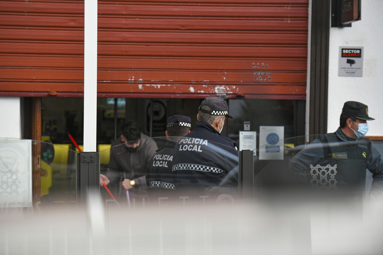 Fotos: Así ha sido la redada de la Policía Local y la Guardia Civil en un bar de Ogíjares que incumplía las restricciones