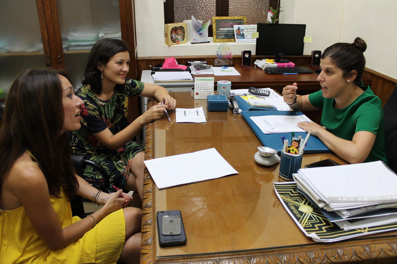 La edil Mónica Navarro en un encuentro con representantes de la Cámara.