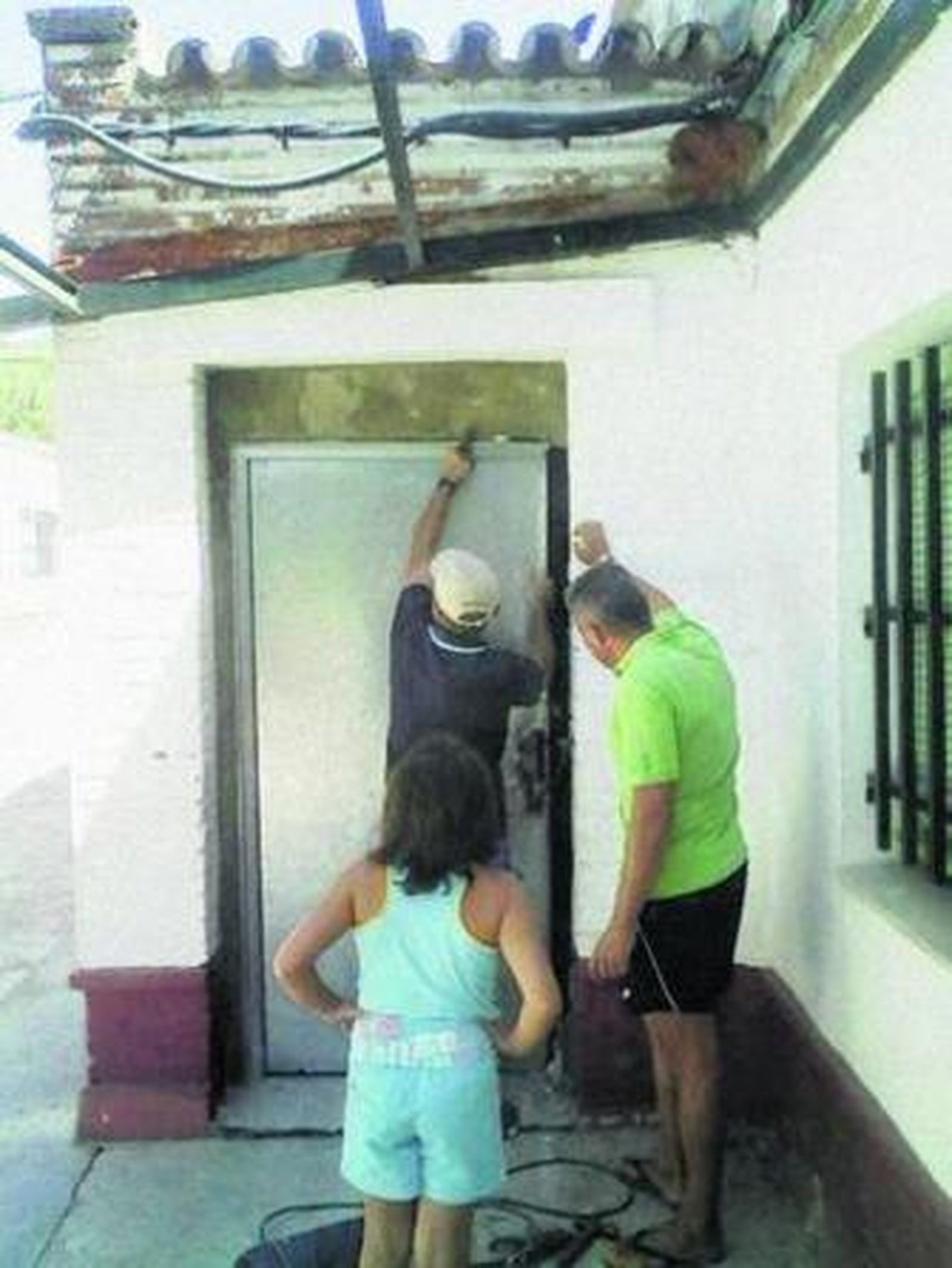 La supervisión de los destrozos provocados por los vándalos.