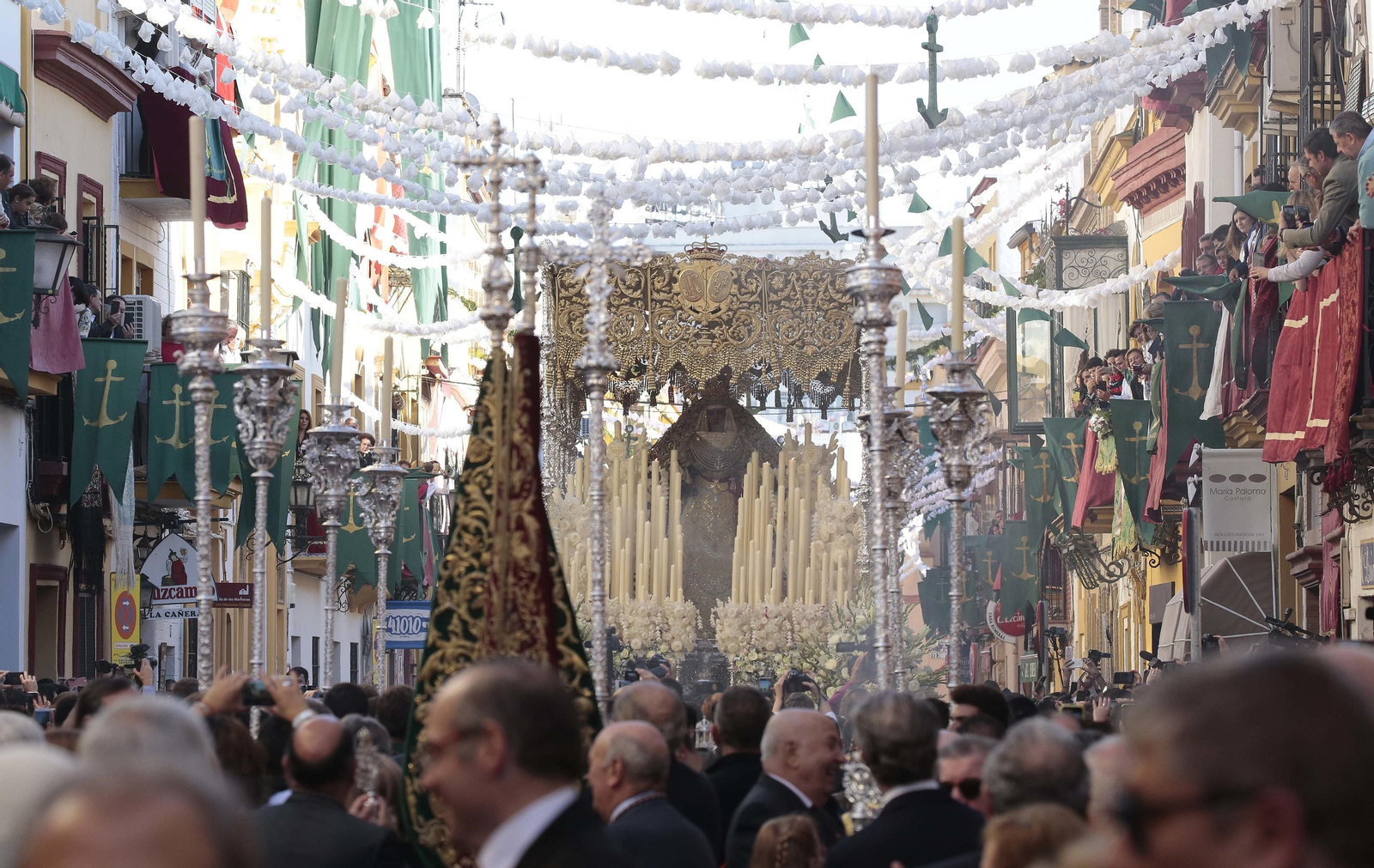 El traslado de la Esperanza de Triana, en imágenes