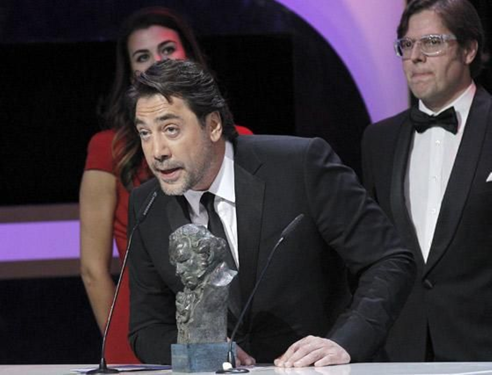 El actor Javier Bardem (c) agradece el Goya a la mejor película documental, que ha recibido por su trabajo de productor en 'Hijos de las nubes, la última colonia'. / EFE