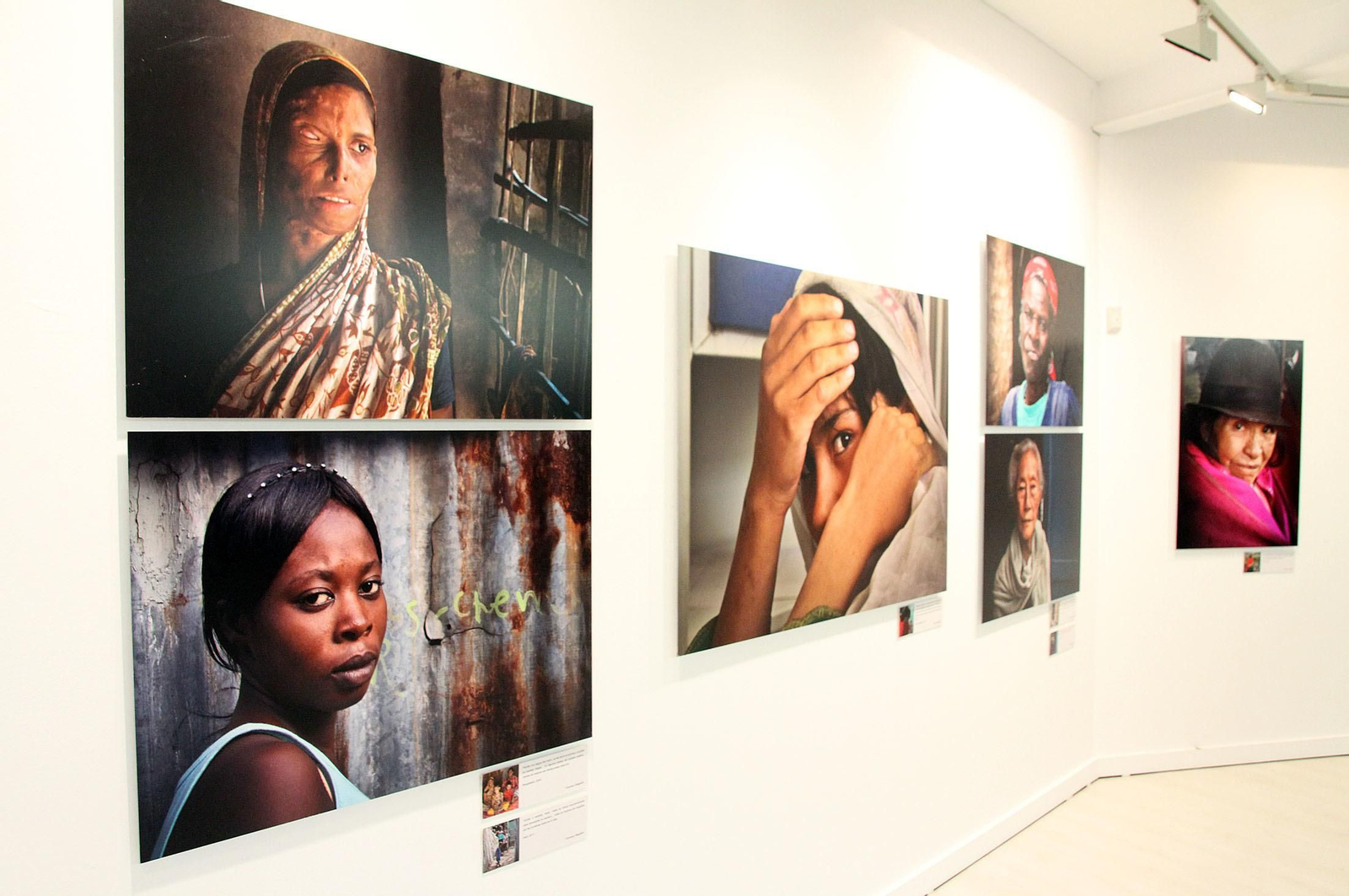 Latitudes. Exposición de Francisco Magallón "Mujer: Todos Somos Una", en imágenes