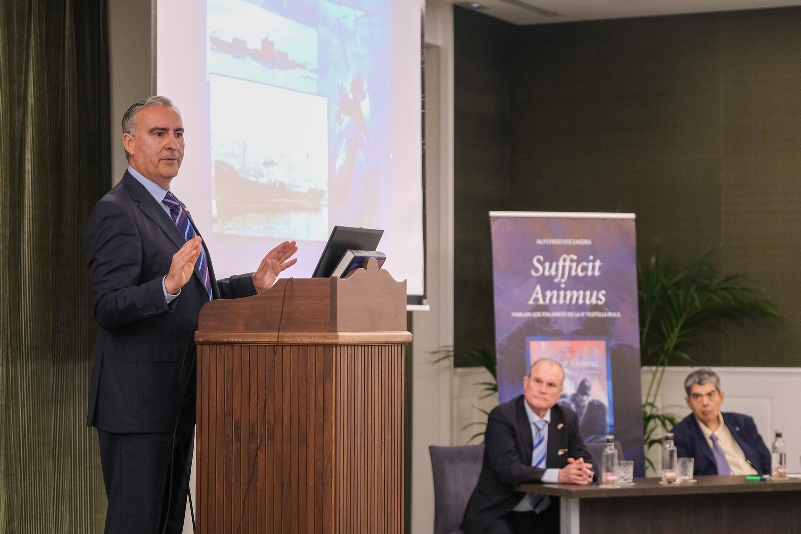 Alfonso Escuadra en la presentación de su libro en Sevilla, el 9 de mayo.