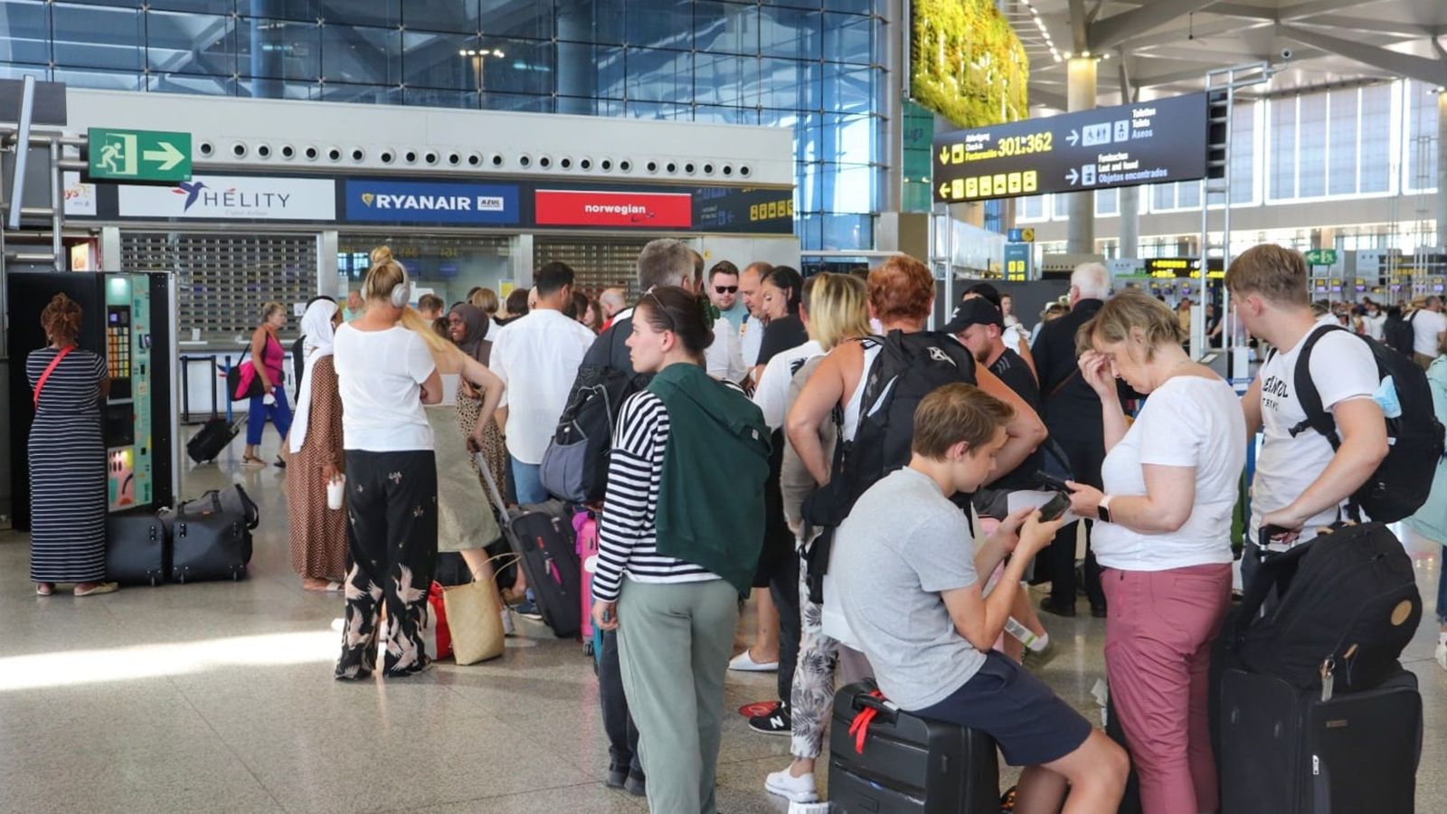 Pasajeros hacen cola para reclamar ante una cancelación de Ryanair en el aeropuerto de Málaga hace unos días.