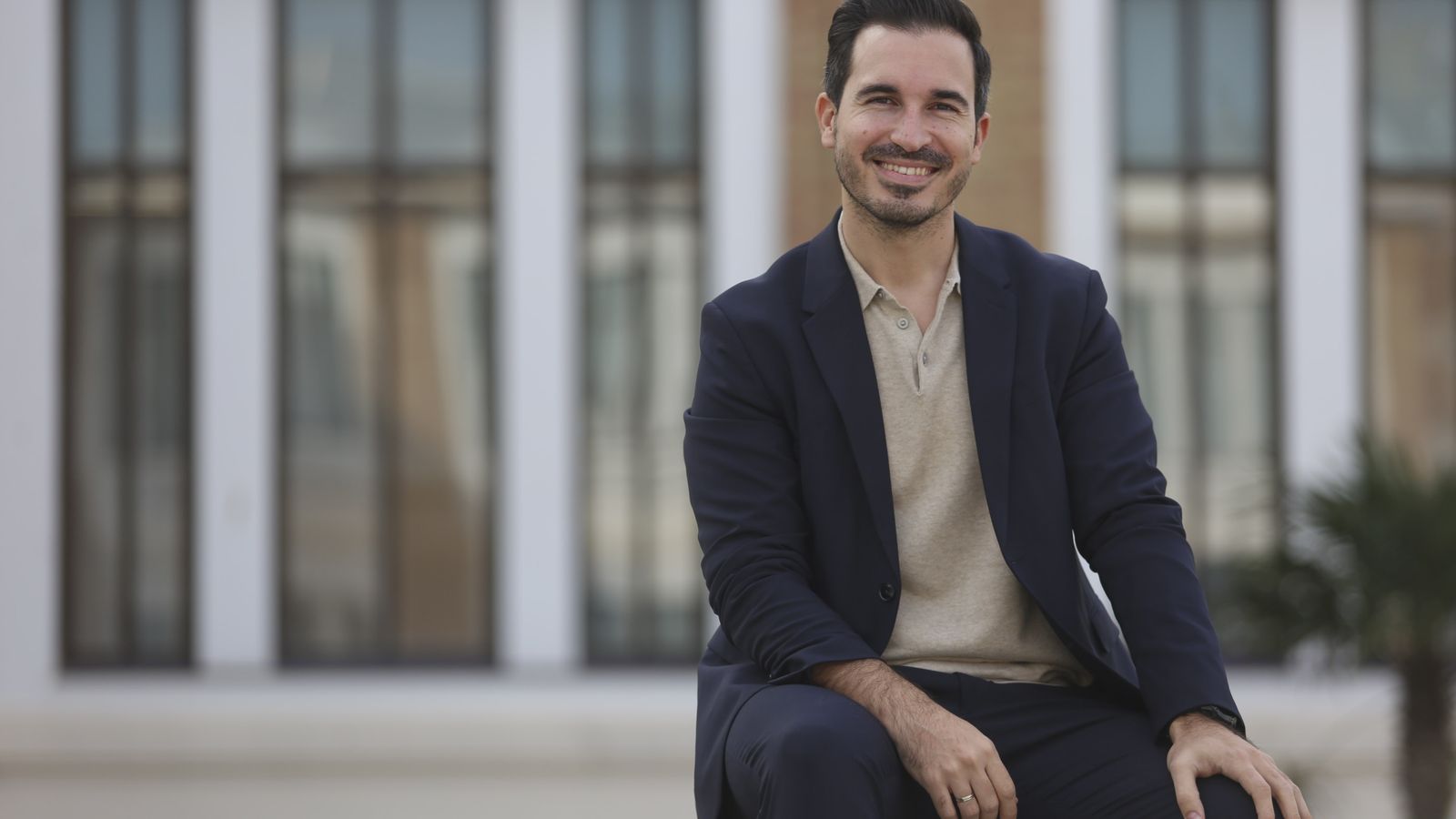 Javier Castillo en el exterior del Museo del Automóvil, poco antes de recoger el premio.