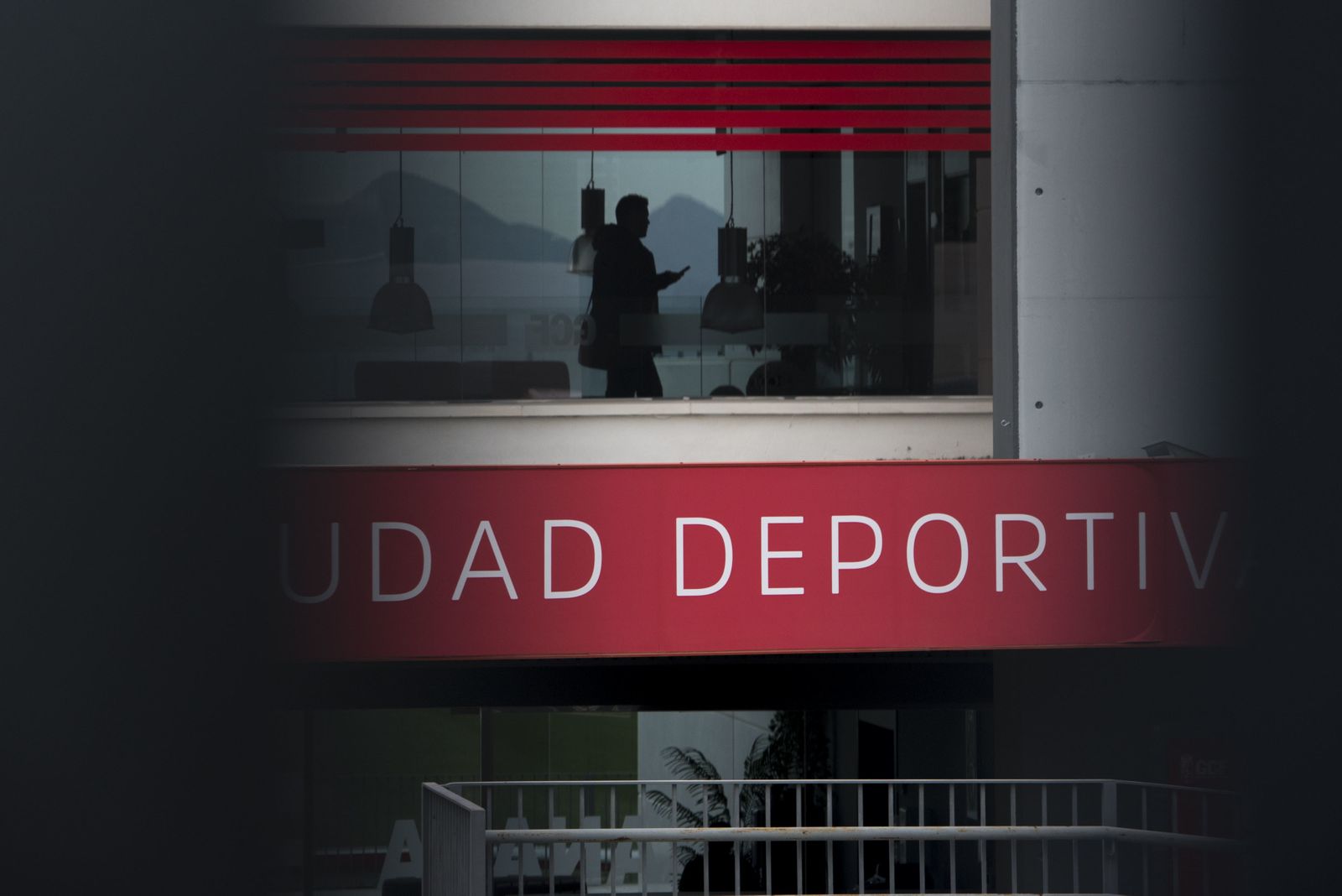 En la Ciudad Deportiva se han encontrado cámaras en el despacho del gerente deportivo.