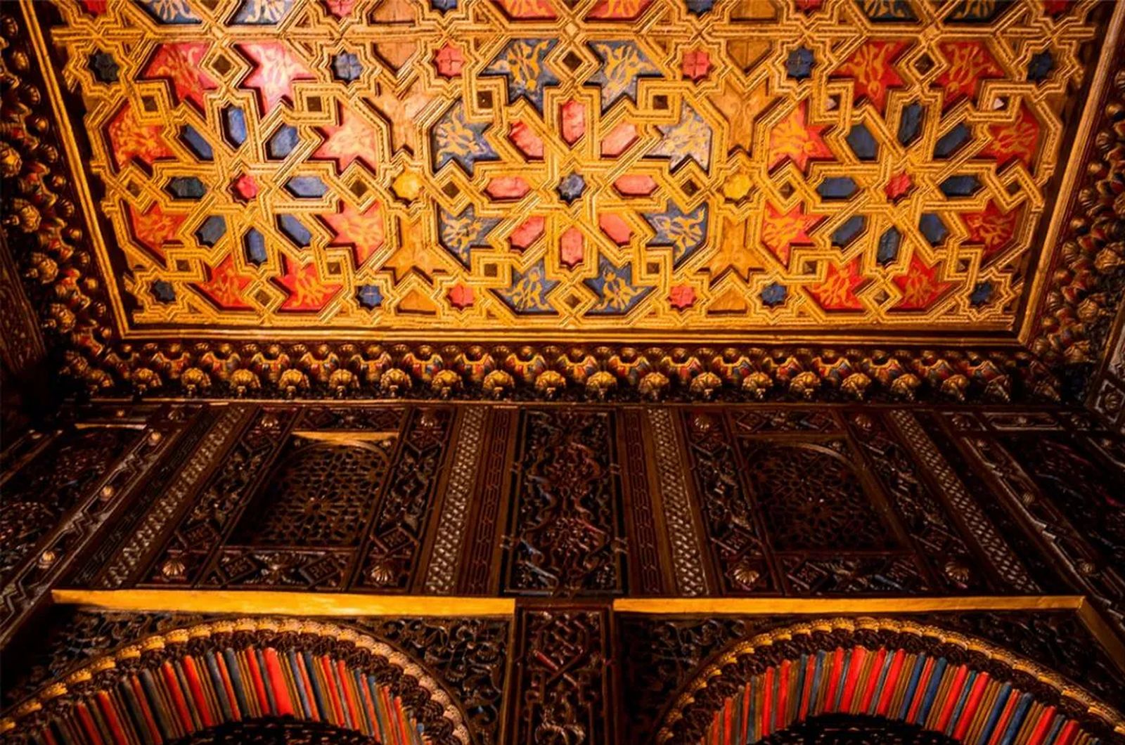 El artesonado de la Sala del Ayuntamiento de Arjona recuerda a primera vista a la Alhambra de Granada.