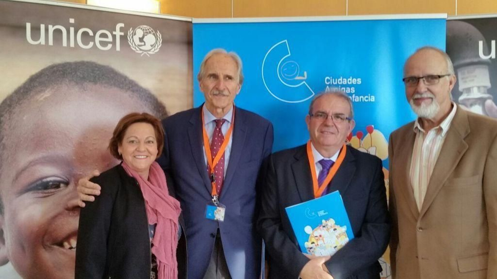 La la concejal de Bienestar Social y Familia, Clementina Ortiz, el  presidente de Unicef Comité Español, Carmelo Angulo Barturen y Antonio Bonilla.