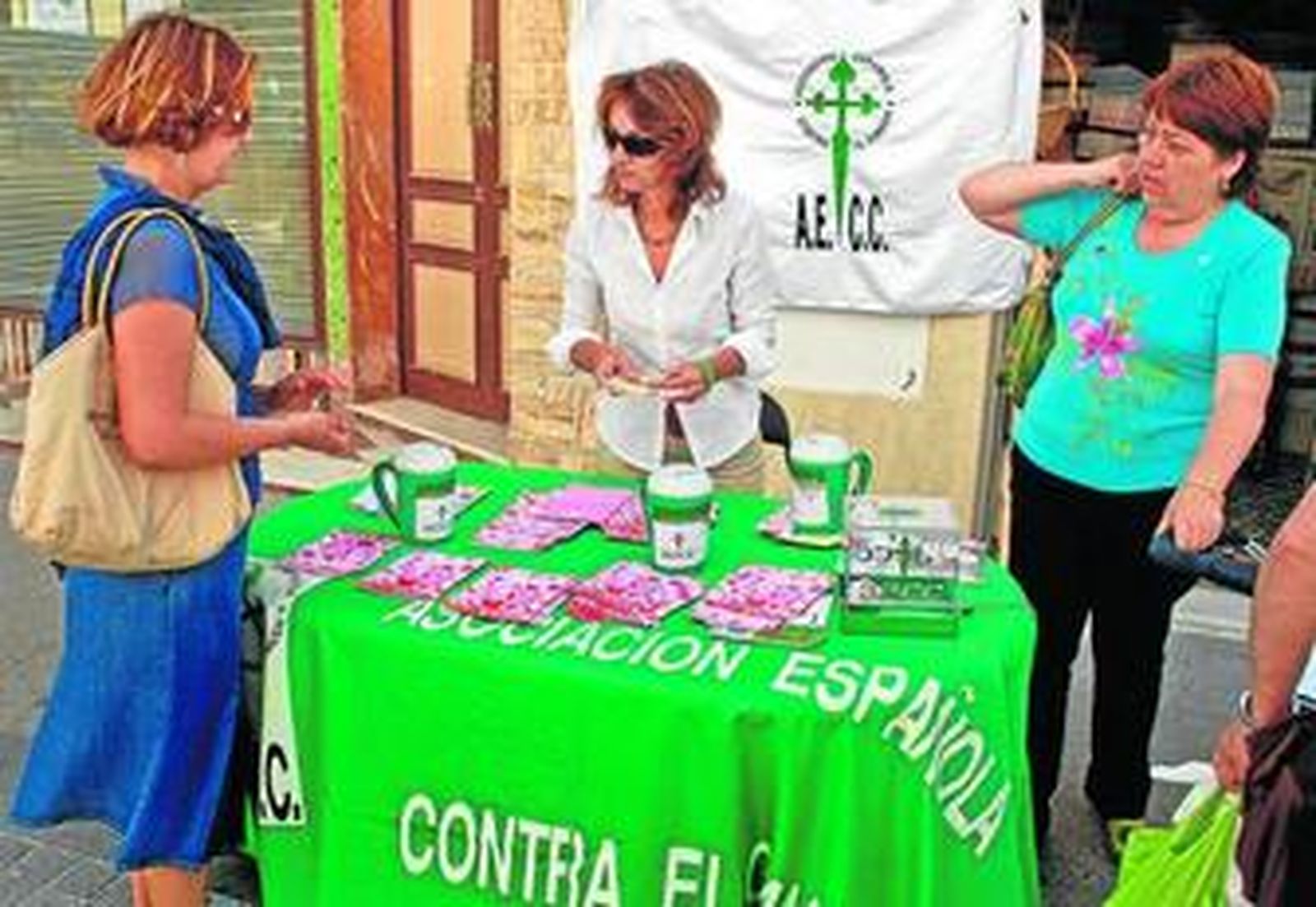 Una de las mesas informativas en la calle La Vega de la Asociación Contra el Cáncer.