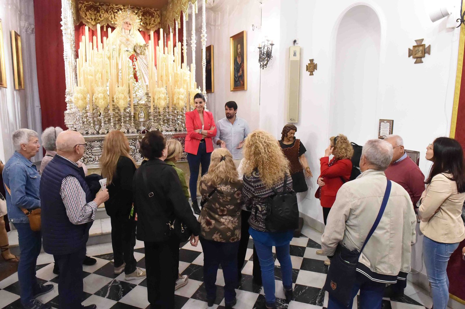 El grupo de mayores en la Capilla de Europa.