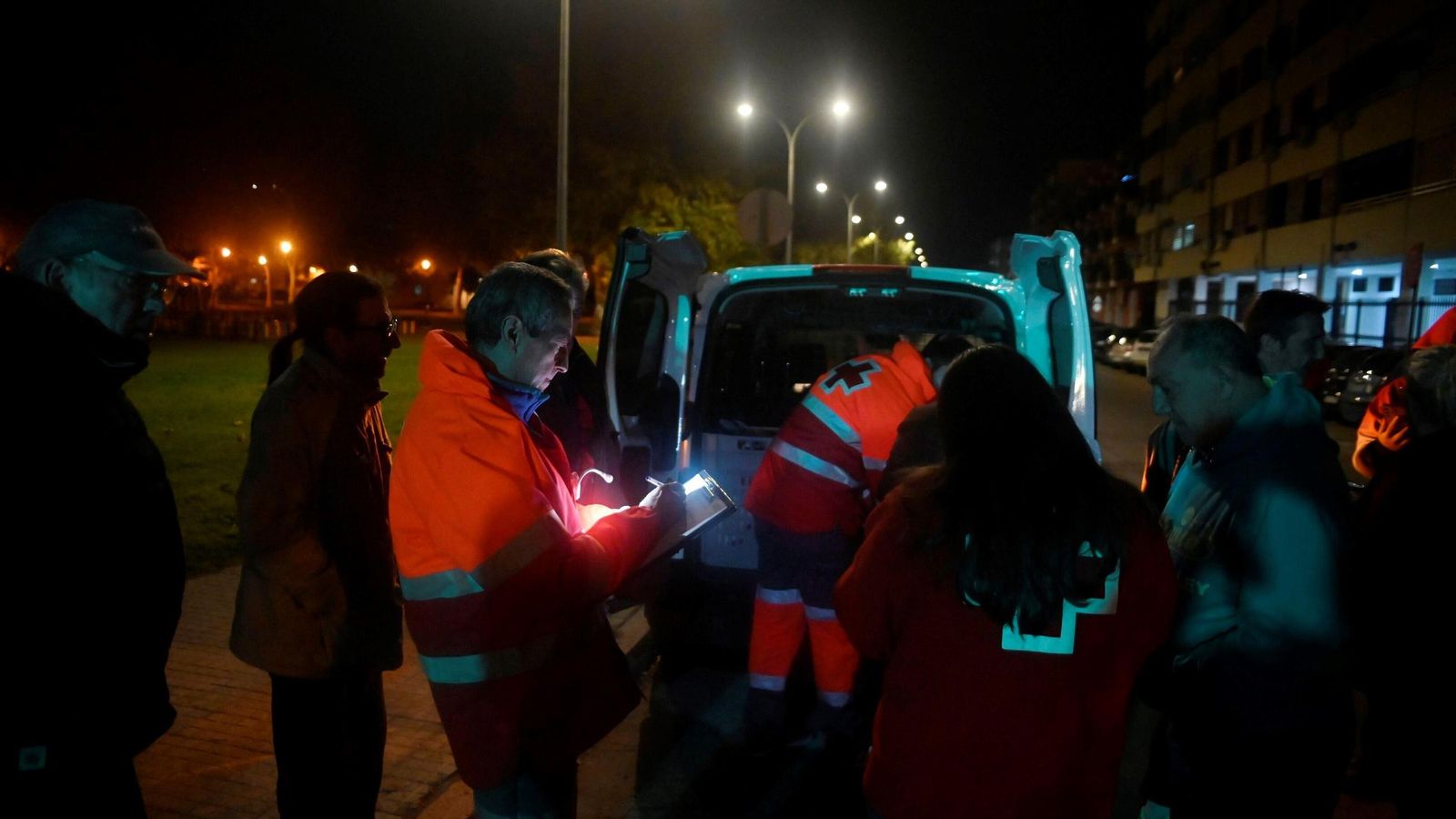 Los voluntarios de la Cruz Roja asisten a varias personas en el Sector Sur. Los voluntarios de la Cruz Roja asisten a varias personas en el Sector Sur.
