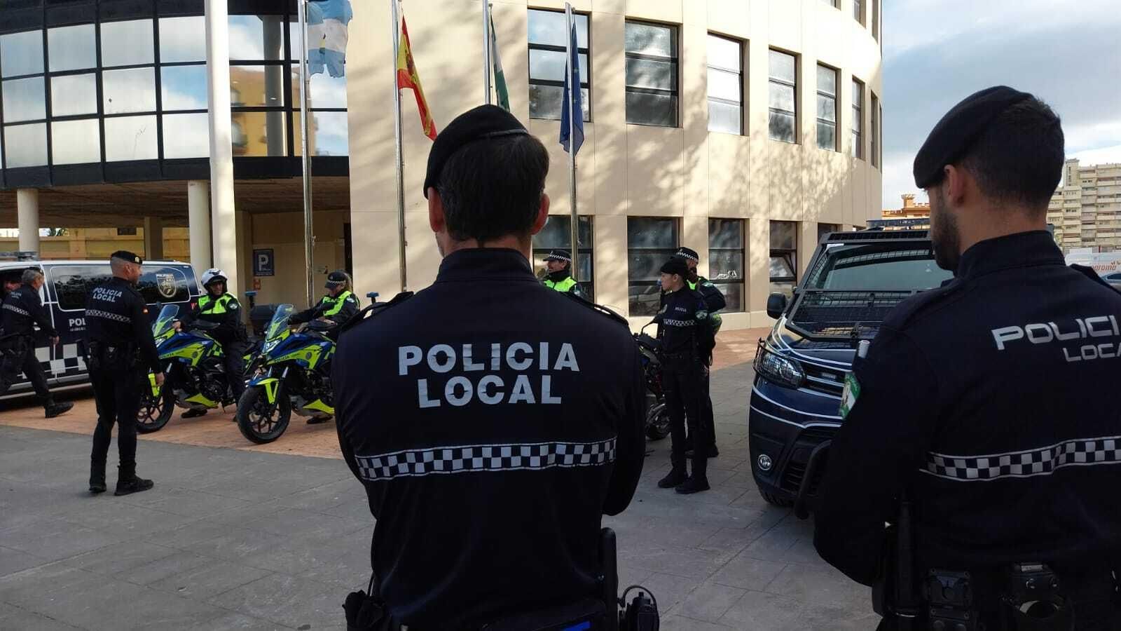 Presentación de nuevos vehículos para la Policía Local de La Línea en la puerta del Ayuntamiento.