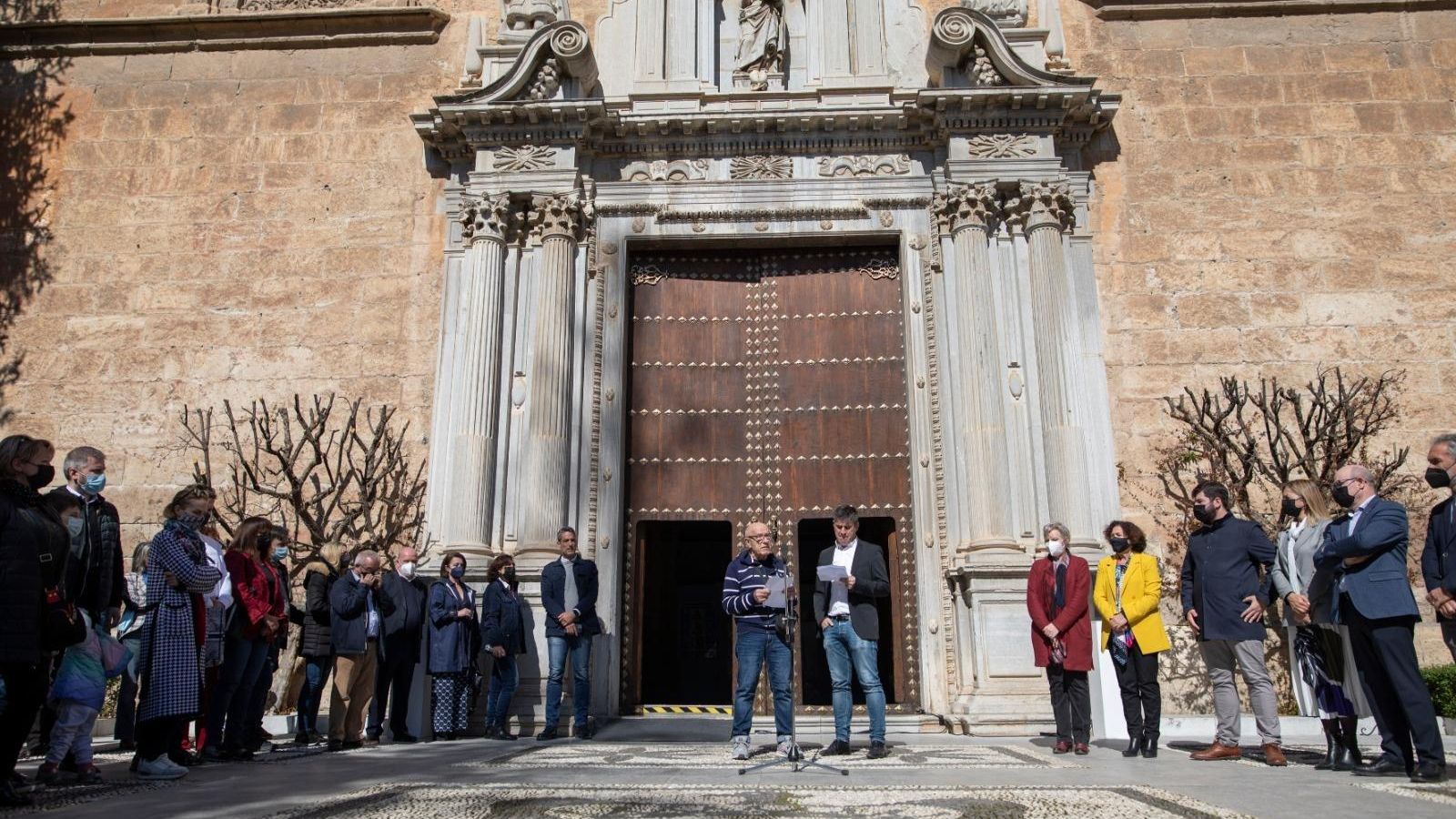Mykola Prykhodho y Simón Suárez leen un poema de Serhiy Zhadan.