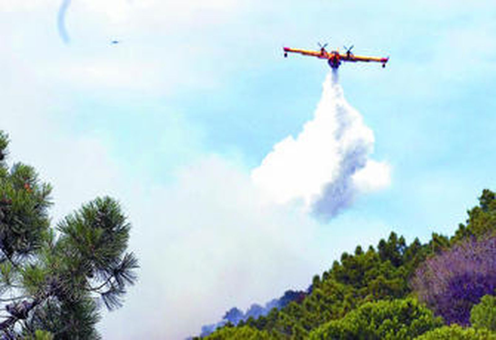 Un avión, ayer, en la extinción del incendio en Sierra de Cazorla.