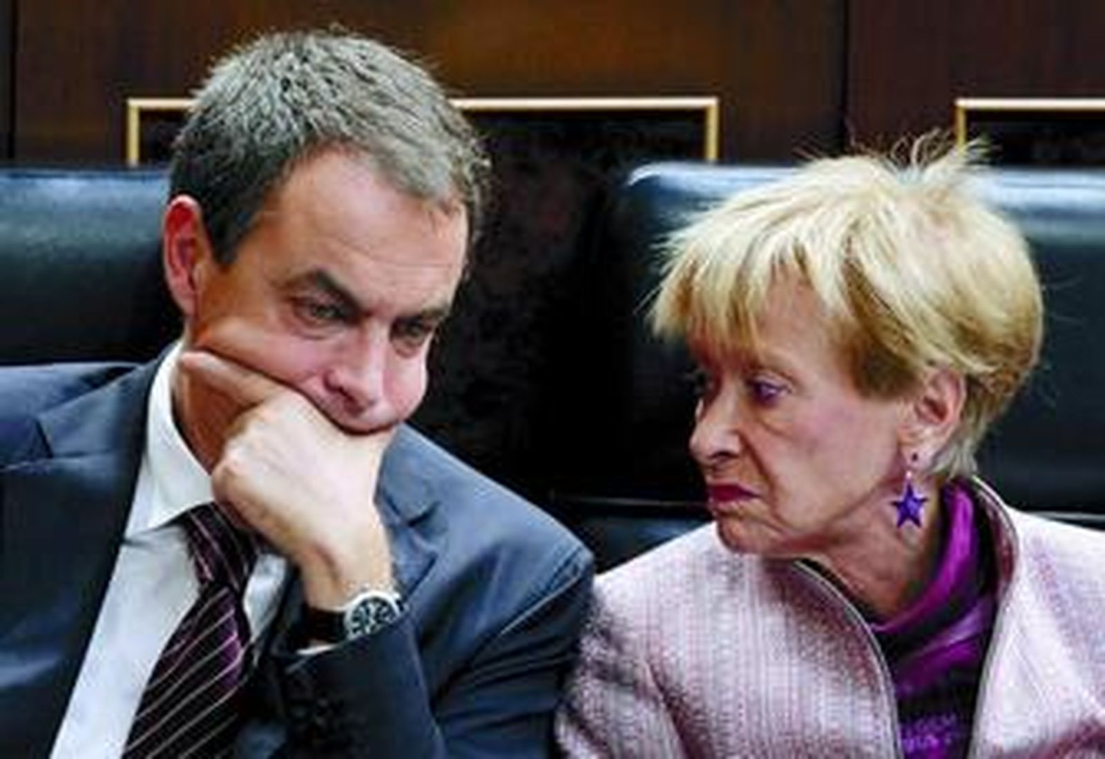 Zapatero y De la Vega, ayer, con semblante preocupado durante el debate sobre los Presupuestos.