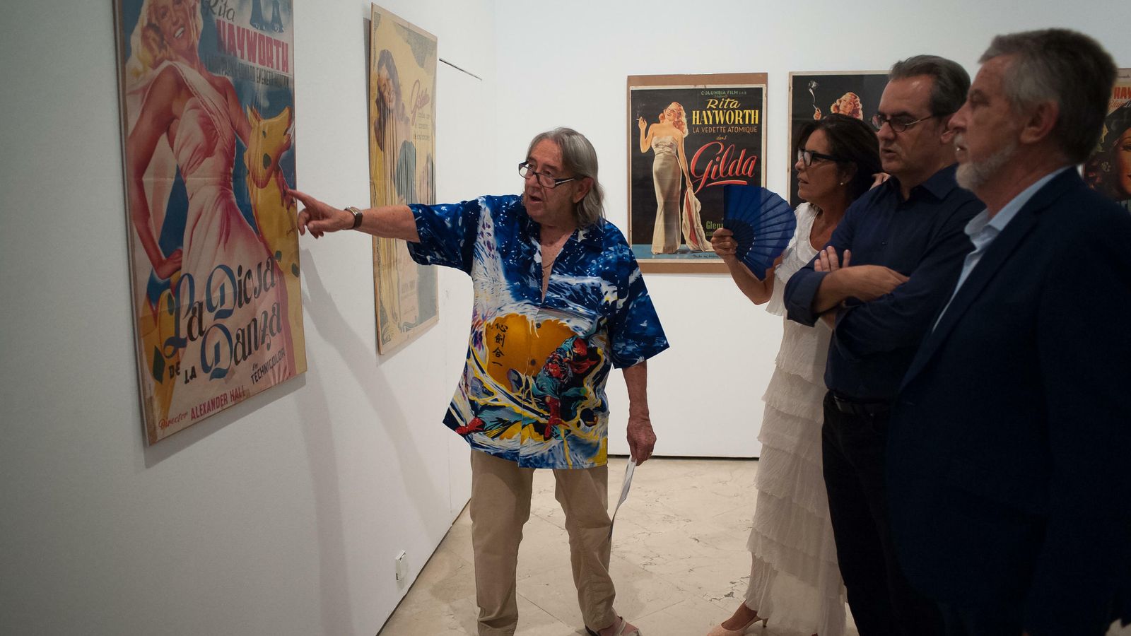 Lucio Romero presenta uno de los carteles, este viernes, en la inauguración de la muestra.